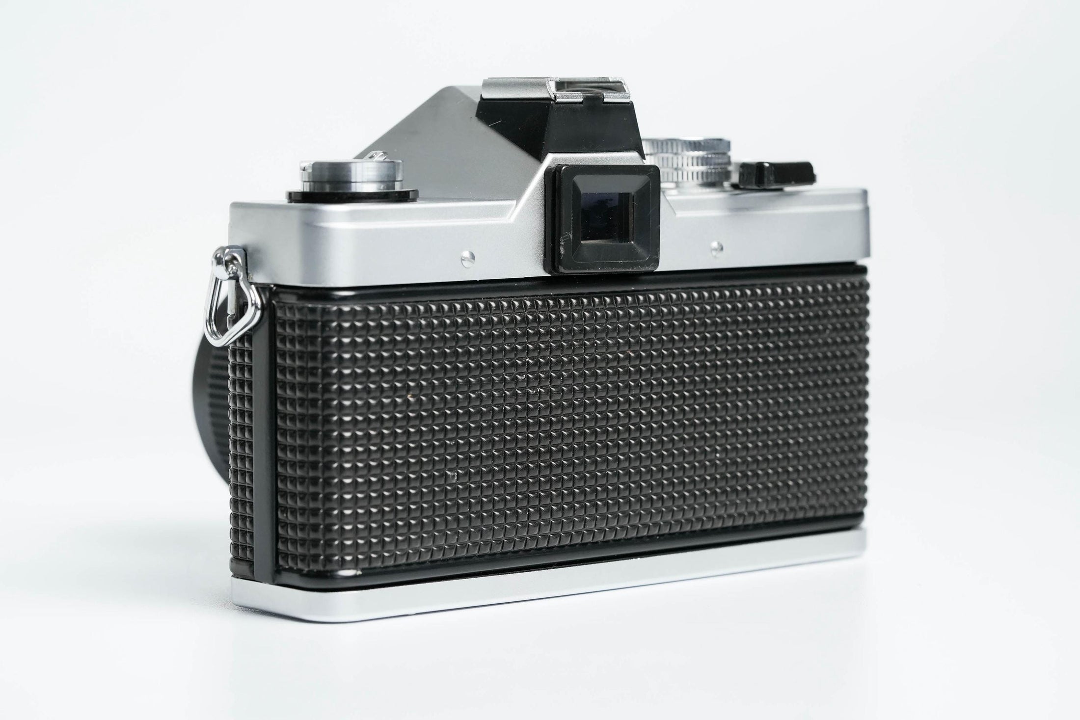 Praktica MTL 3 + Pentacon 50mm f/1.8 – Classic East German SLR with sharp prime lens
