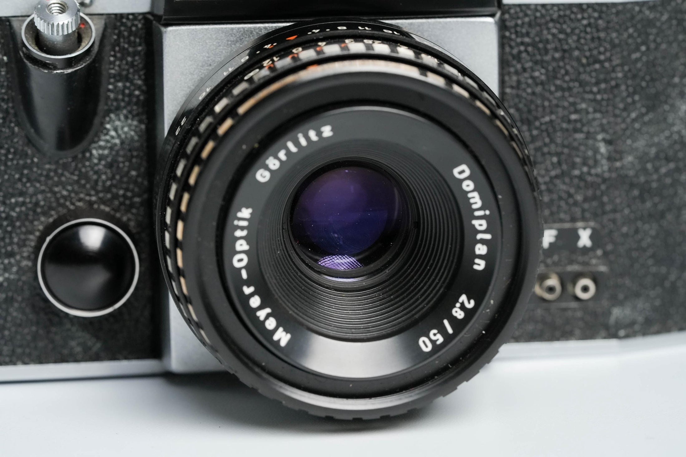 Praktica Super TL + Meyer-Optik Görlitz Domiplan 50mm f/2.8 + free 35mm film – Vintage SLR