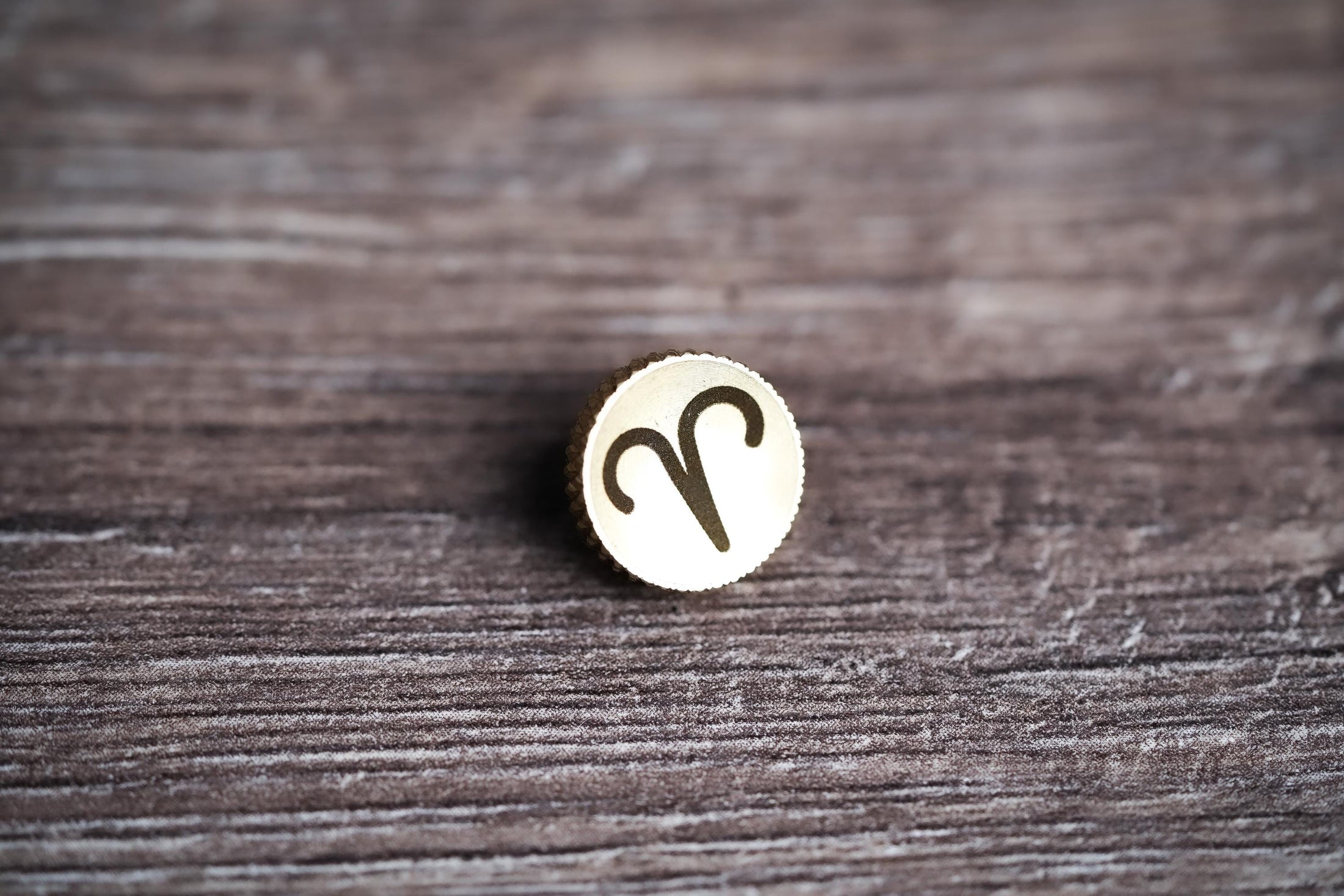 Ontspanknop sterrenbeeld Ram – Aries symbool – licht messing – gelaserd & handgemaakt