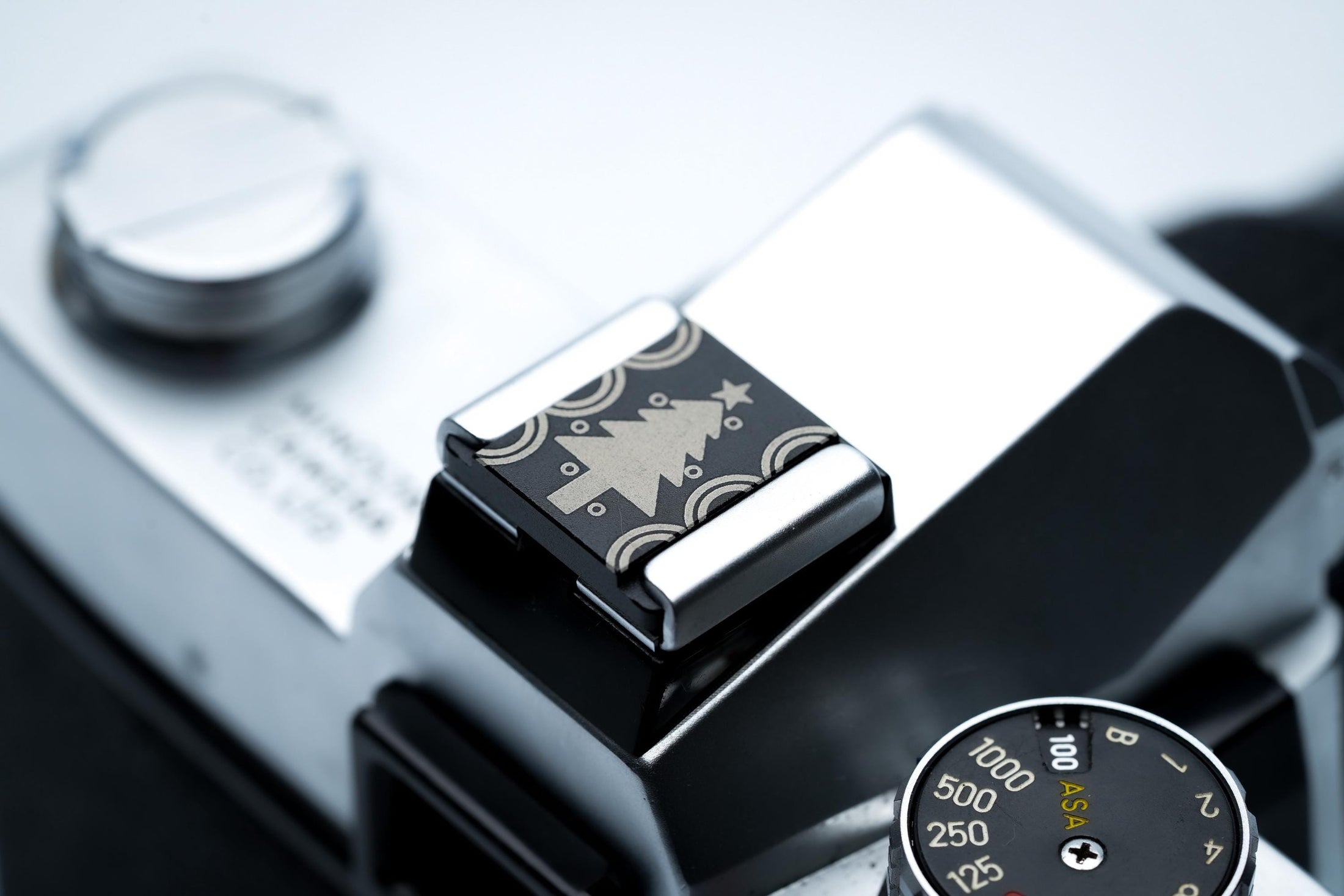 Hotshoe cover kerstboom – zwart aluminium – voor Fujifilm X100VI & analoge camera’s by Unseend