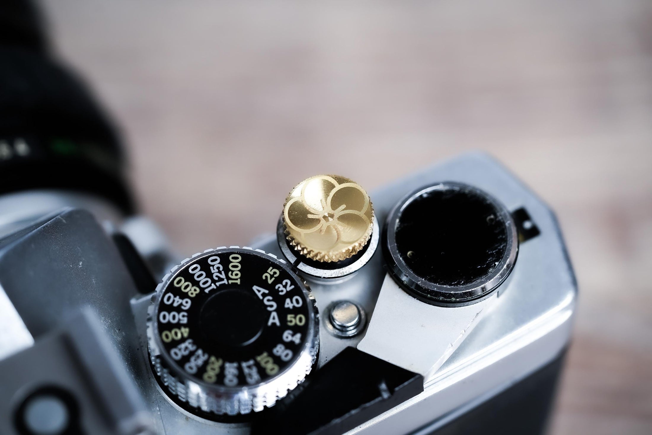 Ontspanknop messing bloemdesign – licht messing – handgemaakt & gelaserd