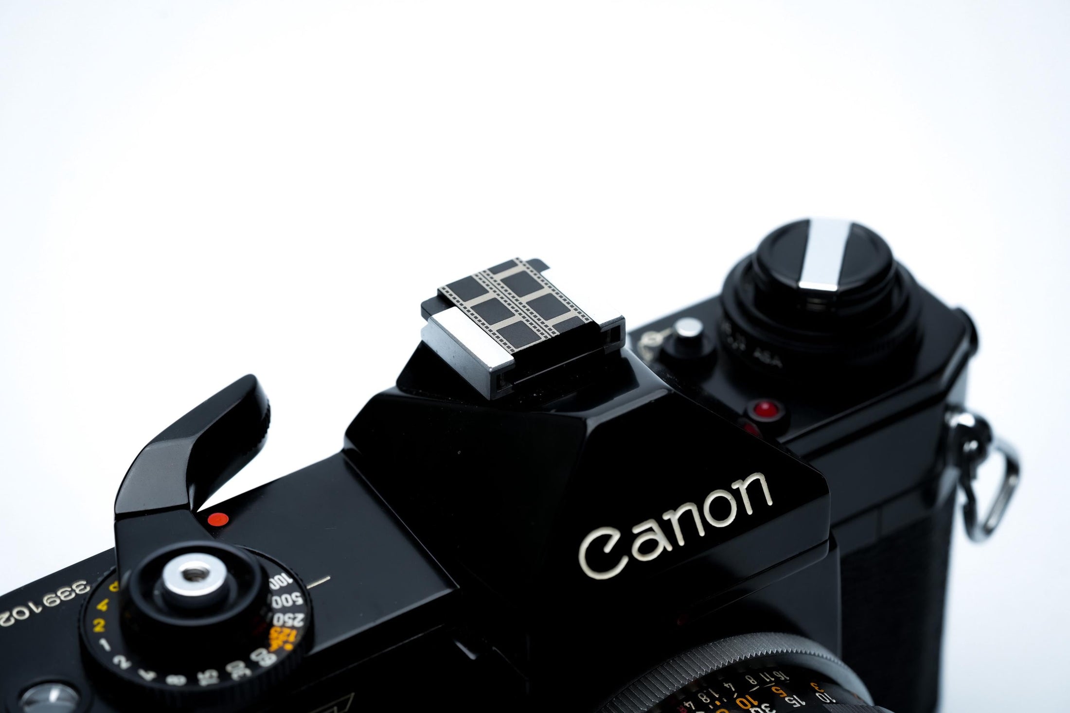 Hotshoe cover filmstrook gravure – zwart aluminium – voor Fujifilm X100VI & analoge camera’s by Unseend