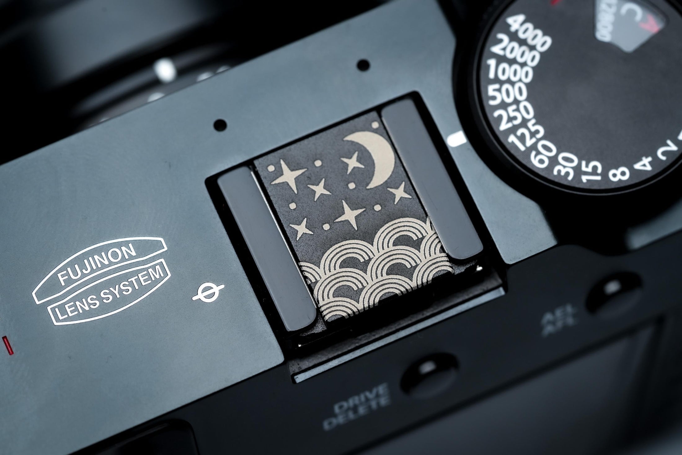 Hotshoe cover Starry Night – maan, sterren & wolken – gegraveerde flitsschoen sierkap voor Fujifilm X100VI, Sony, Canon, Nikon