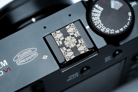Hotshoe cover bloemenpatroon – zwart aluminium sierkap – lasergegraveerd camera accessoire voor Fujifilm X100VI & vintage camera’s