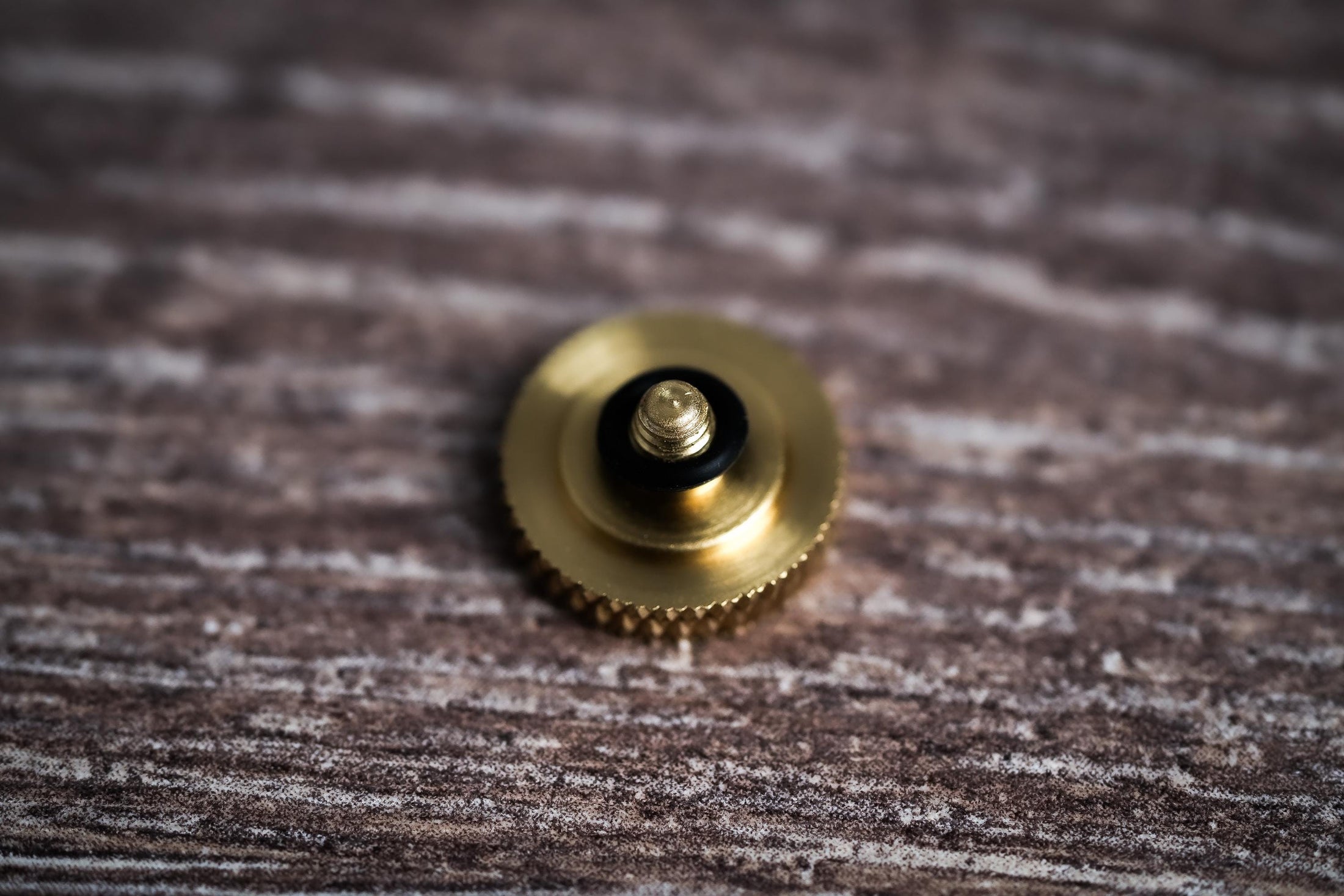 Ontspanknop sterrenbeeld Waterman – Aquarius symbool – licht messing – gelaserd & handgemaakt