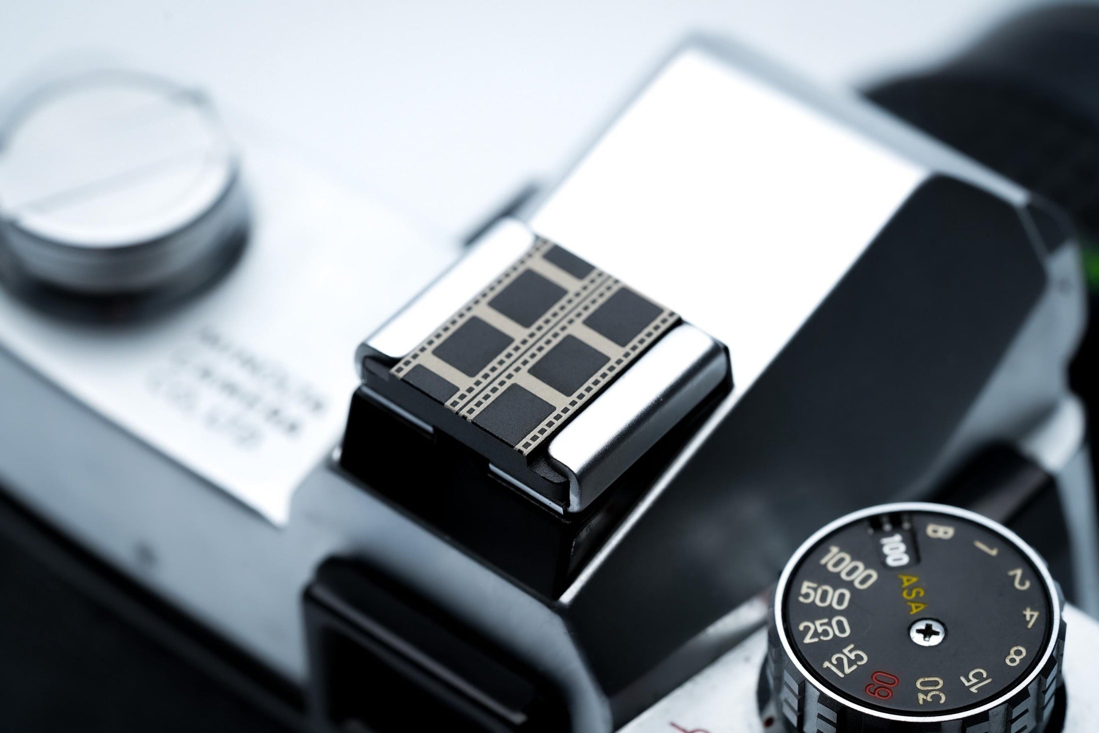 Hotshoe cover filmstrook gravure – zwart aluminium – voor Fujifilm X100VI & analoge camera’s by Unseend
