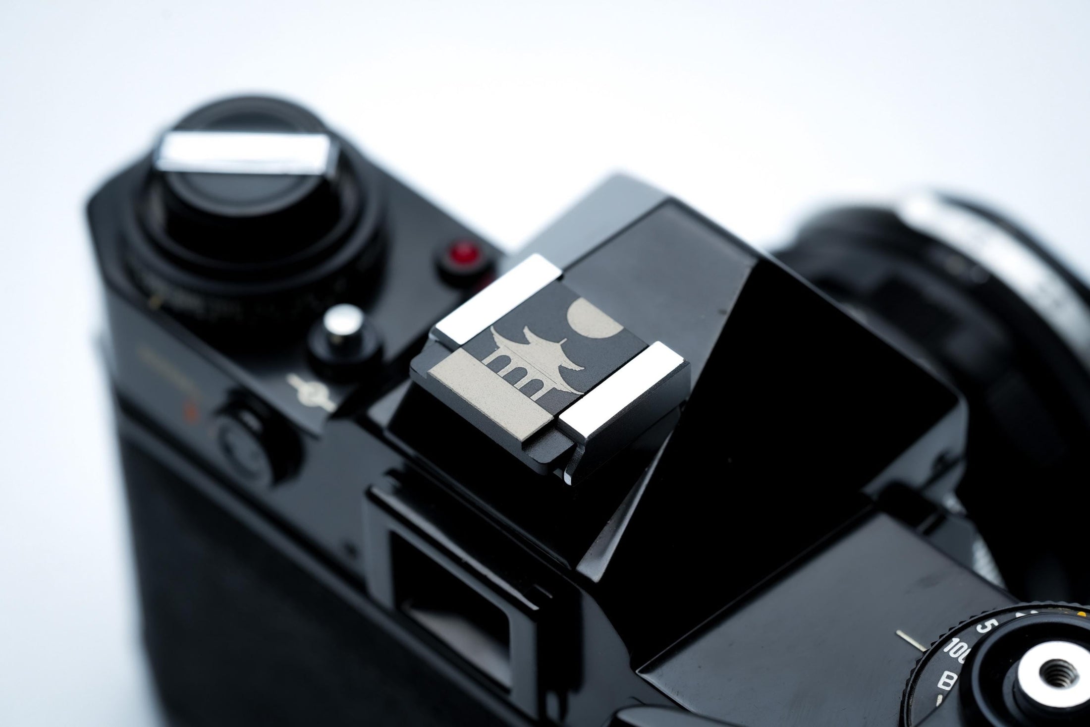 Hotshoe cover Chinese tempel – zwart aluminium – passend op Fujifilm X100VI & vintage camera’s by Unseend