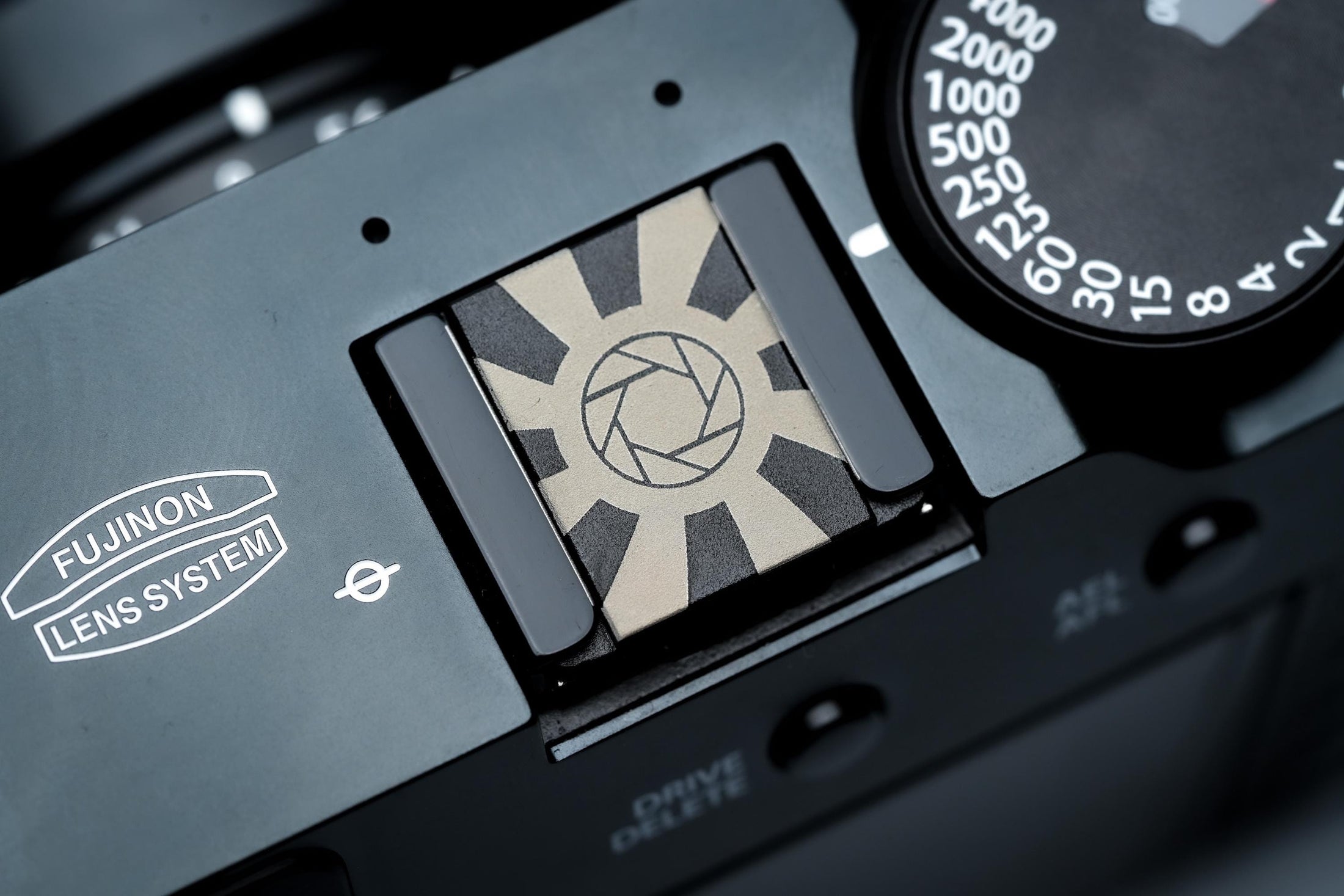 Hotshoe cover camera diafragma & zonnestralen – grafisch zwart aluminium ontwerp voor Fujifilm X100VI, Sony, Canon, Nikon en meer