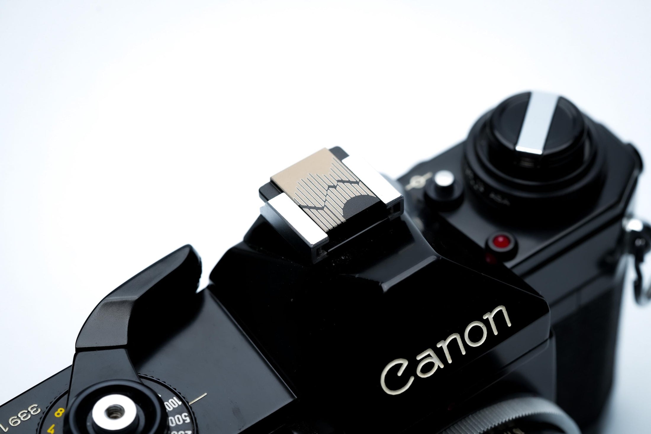 Gegraveerde hotshoe cover met berglijn-art – minimalistisch zwart aluminium camera accessoire voor Fujifilm X100VI, Sony, Nikon, Canon