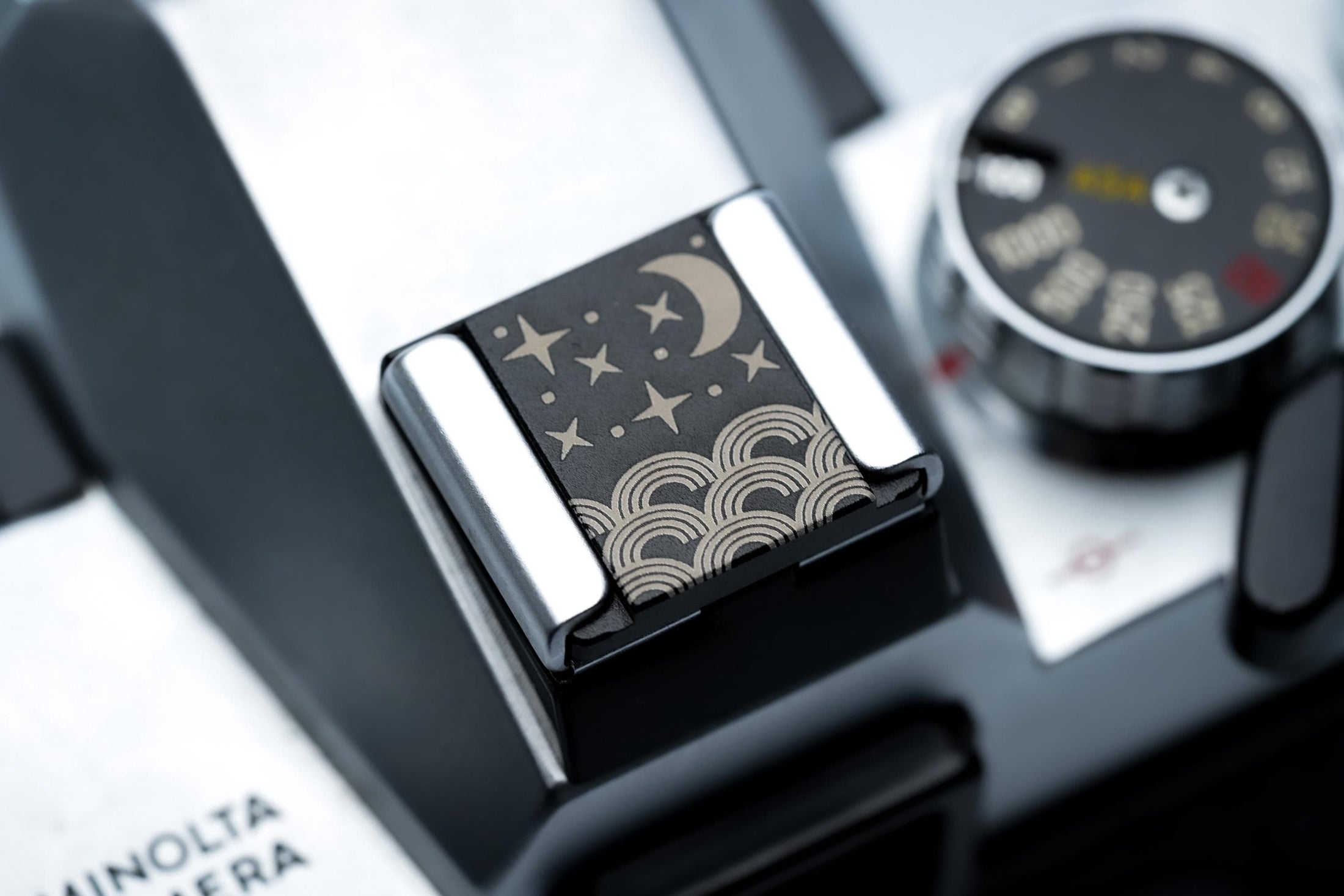 Hotshoe cover Starry Night – maan, sterren & wolken – gegraveerde flitsschoen sierkap voor Fujifilm X100VI, Sony, Canon, Nikon