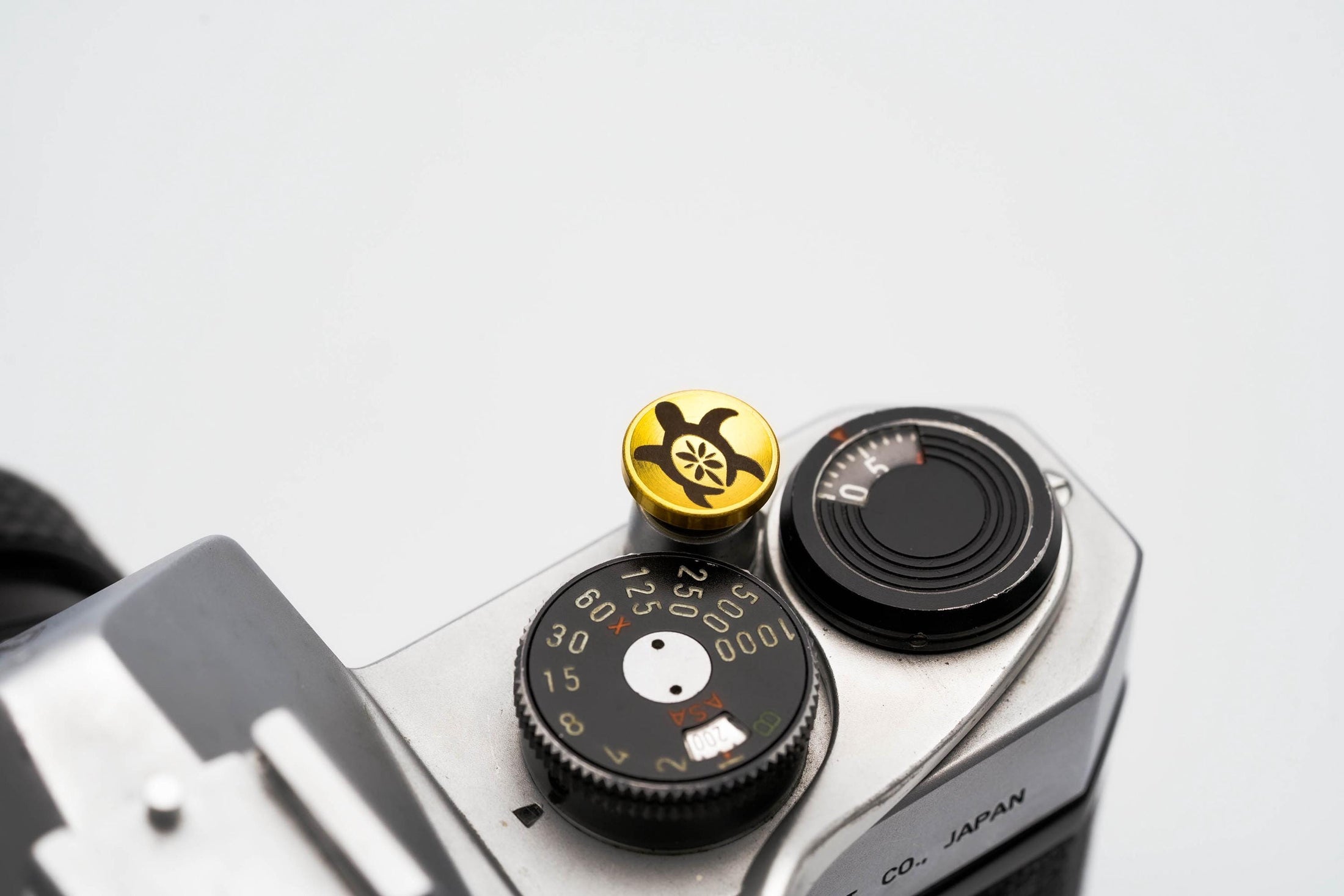 Turtle Design Brass Relax Button - Hawaii Edition
