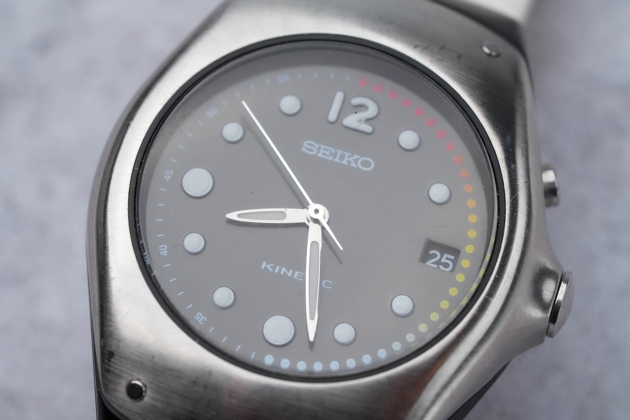 Seiko Kinetic 5M42-0E49 - Vintage Style with White Silicone Band | Good Working