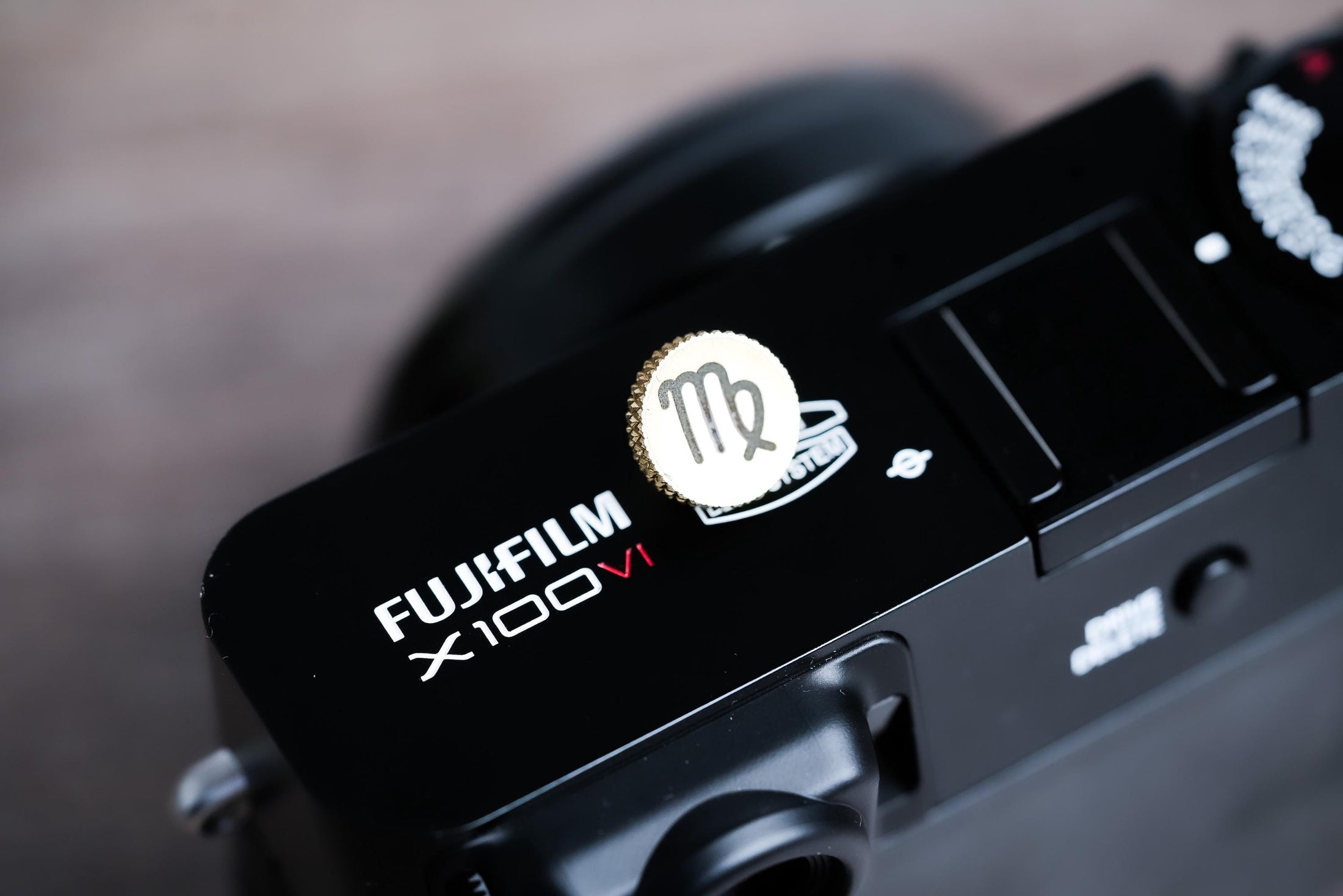 Ontspanknop sterrenbeeld Maagd – Virgo symbool – licht messing – gelaserd & handgemaakt