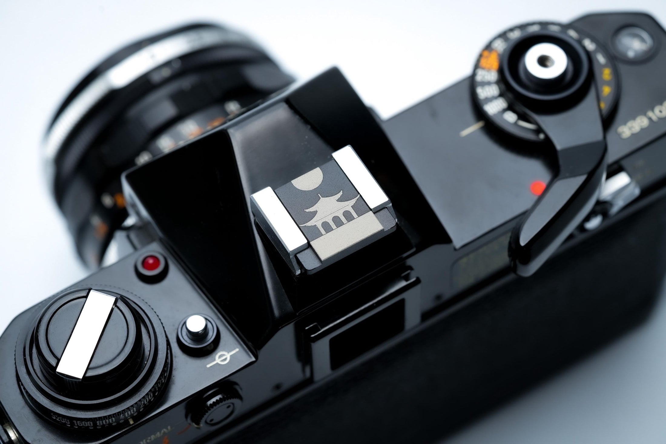 Hotshoe cover Chinese tempel – zwart aluminium – passend op Fujifilm X100VI & vintage camera’s by Unseend