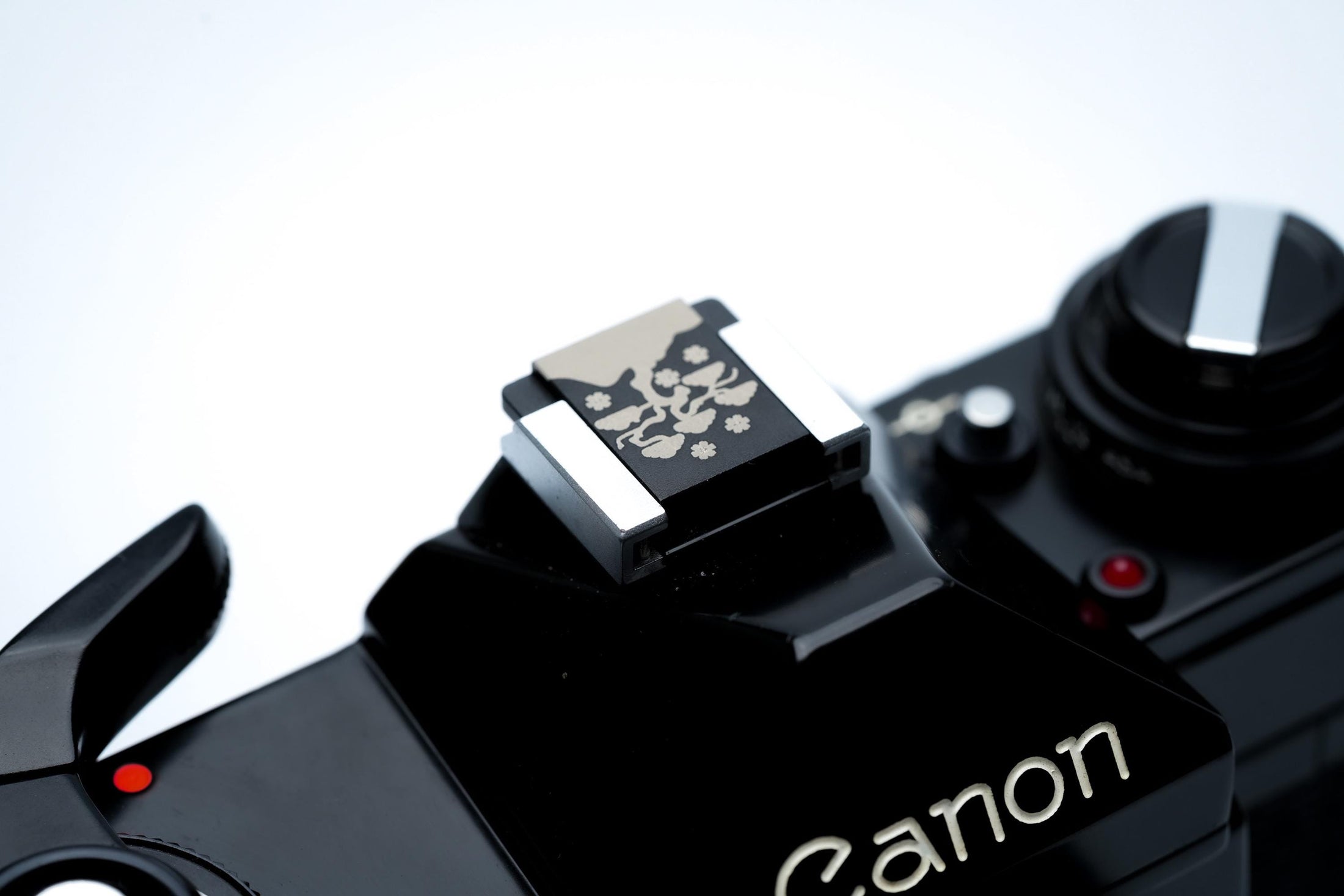 Hotshoe cover Hokusai bloesem – zwart aluminium – voor Fujifilm X100VI & analoge camera’s by Unseend