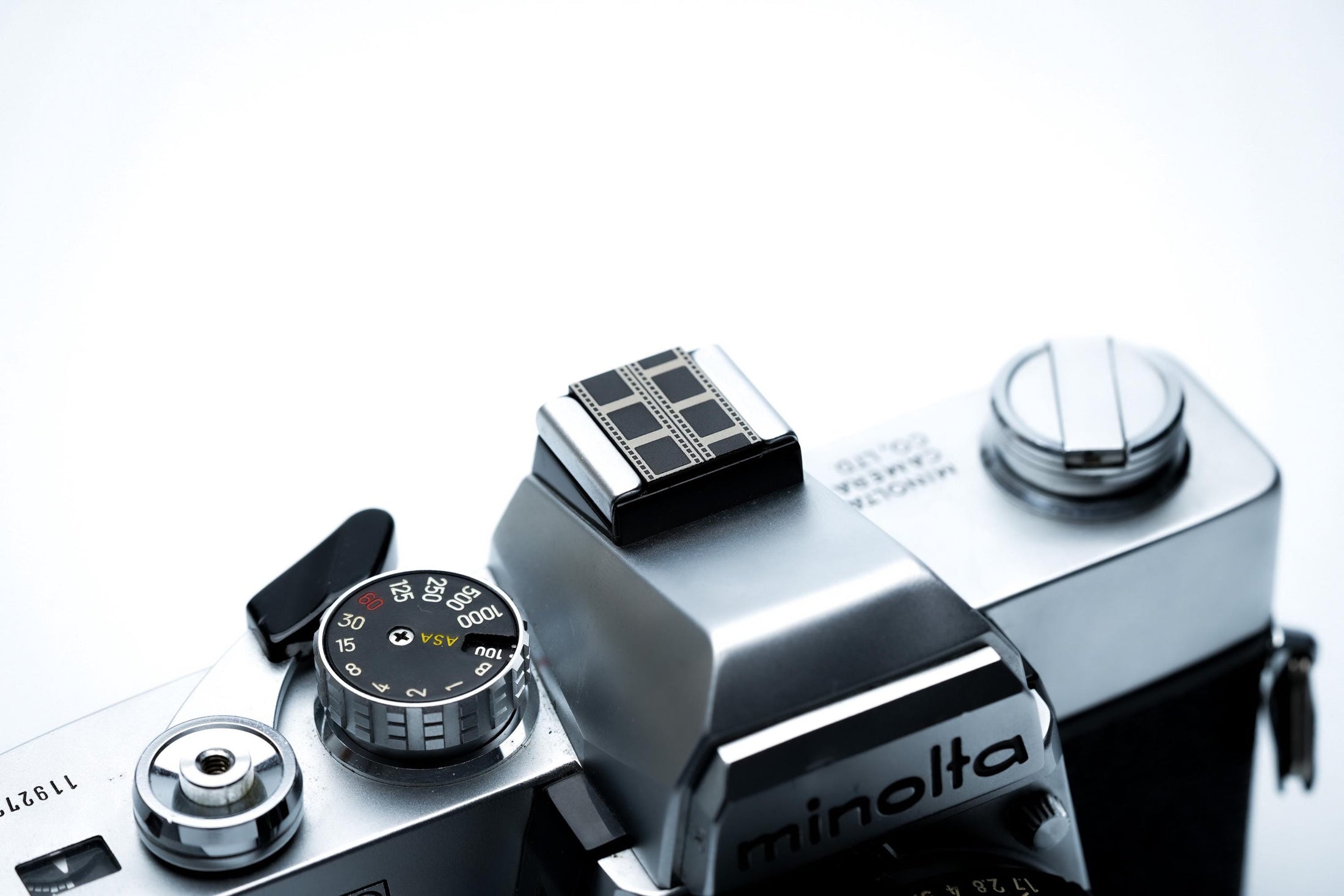 Hotshoe cover filmstrook gravure – zwart aluminium – voor Fujifilm X100VI & analoge camera’s by Unseend