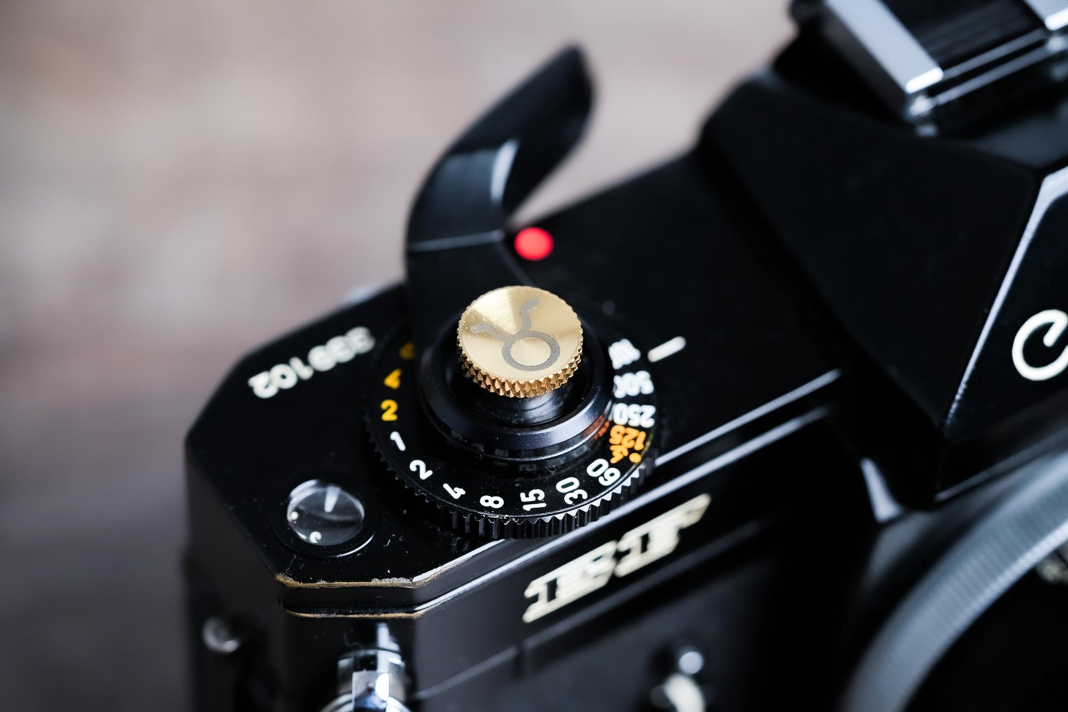 Ontspanknop sterrenbeeld Stier – Taurus symbool – licht messing – gelaserd & handgemaakt