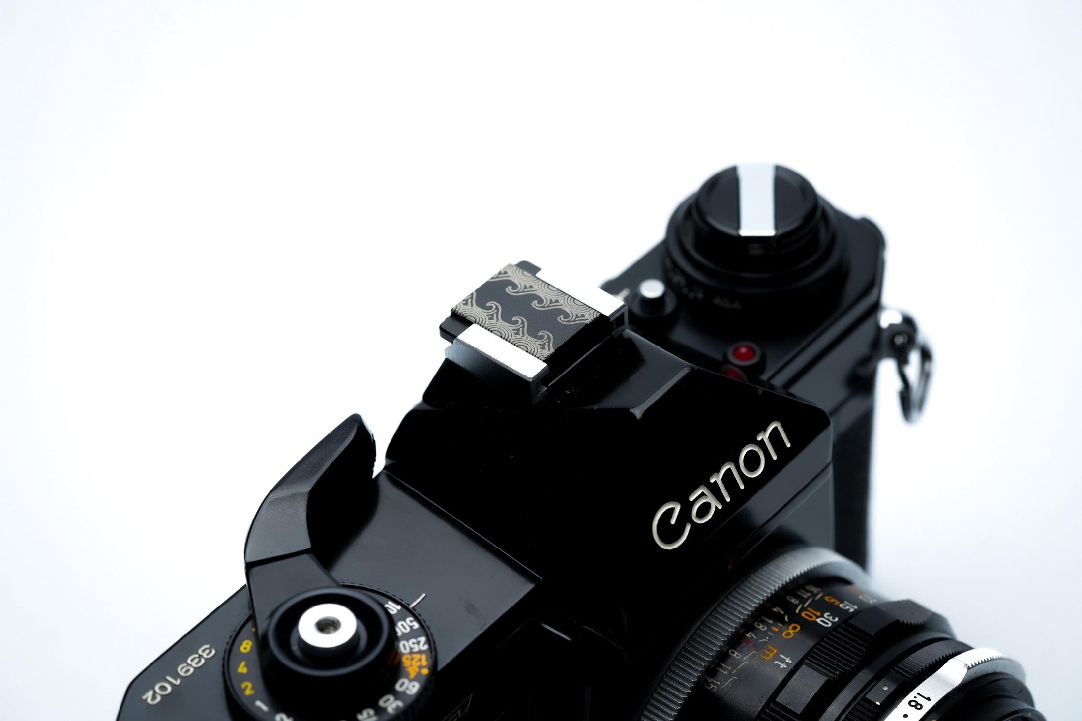 Hotshoe cover Hawaïaanse golven – Japans geïnspireerd golfpatroon gegraveerd in zwart aluminium – flitsschoen sierkap voor Fujifilm X100VI