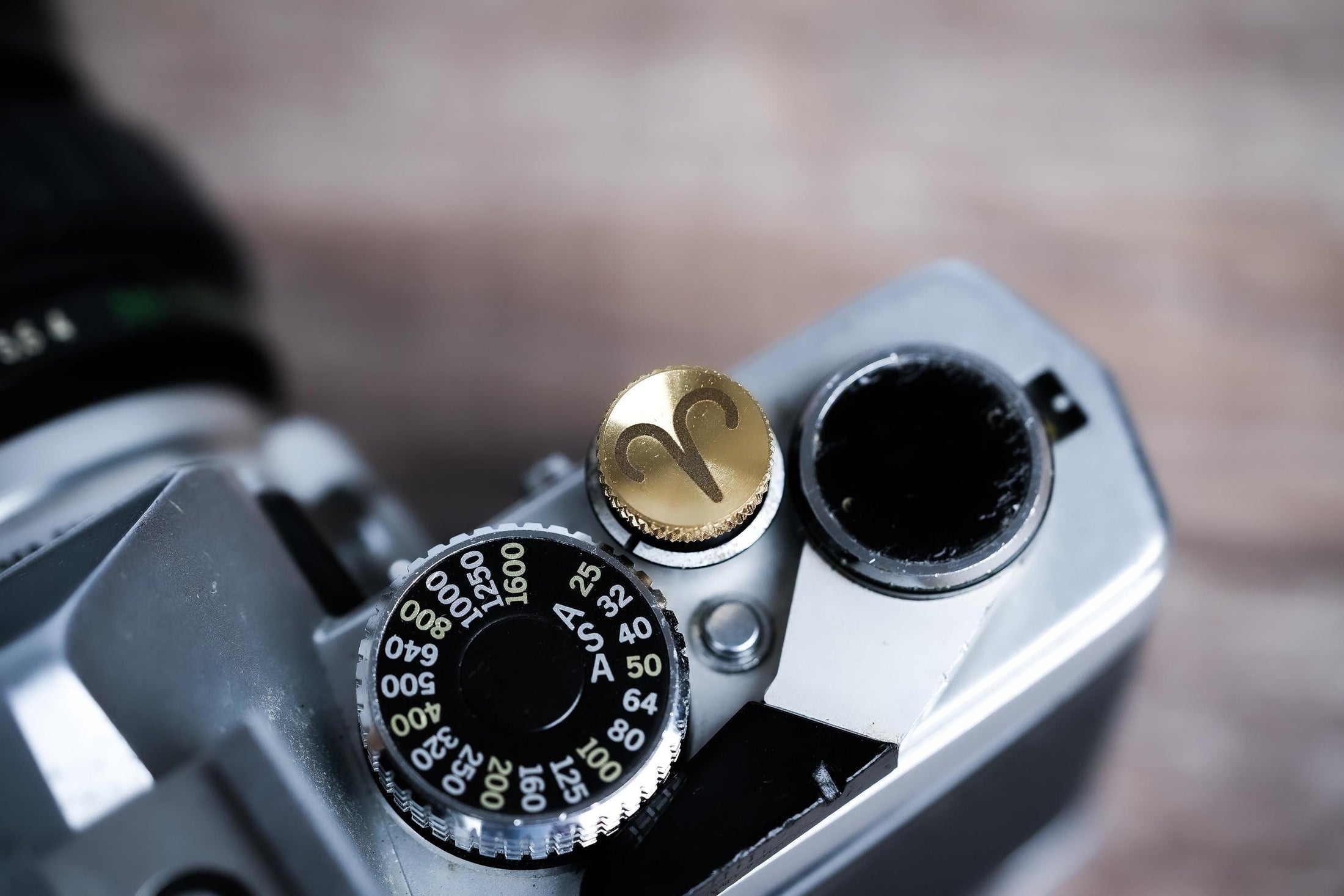 Ontspanknop sterrenbeeld Ram – Aries symbool – licht messing – gelaserd & handgemaakt