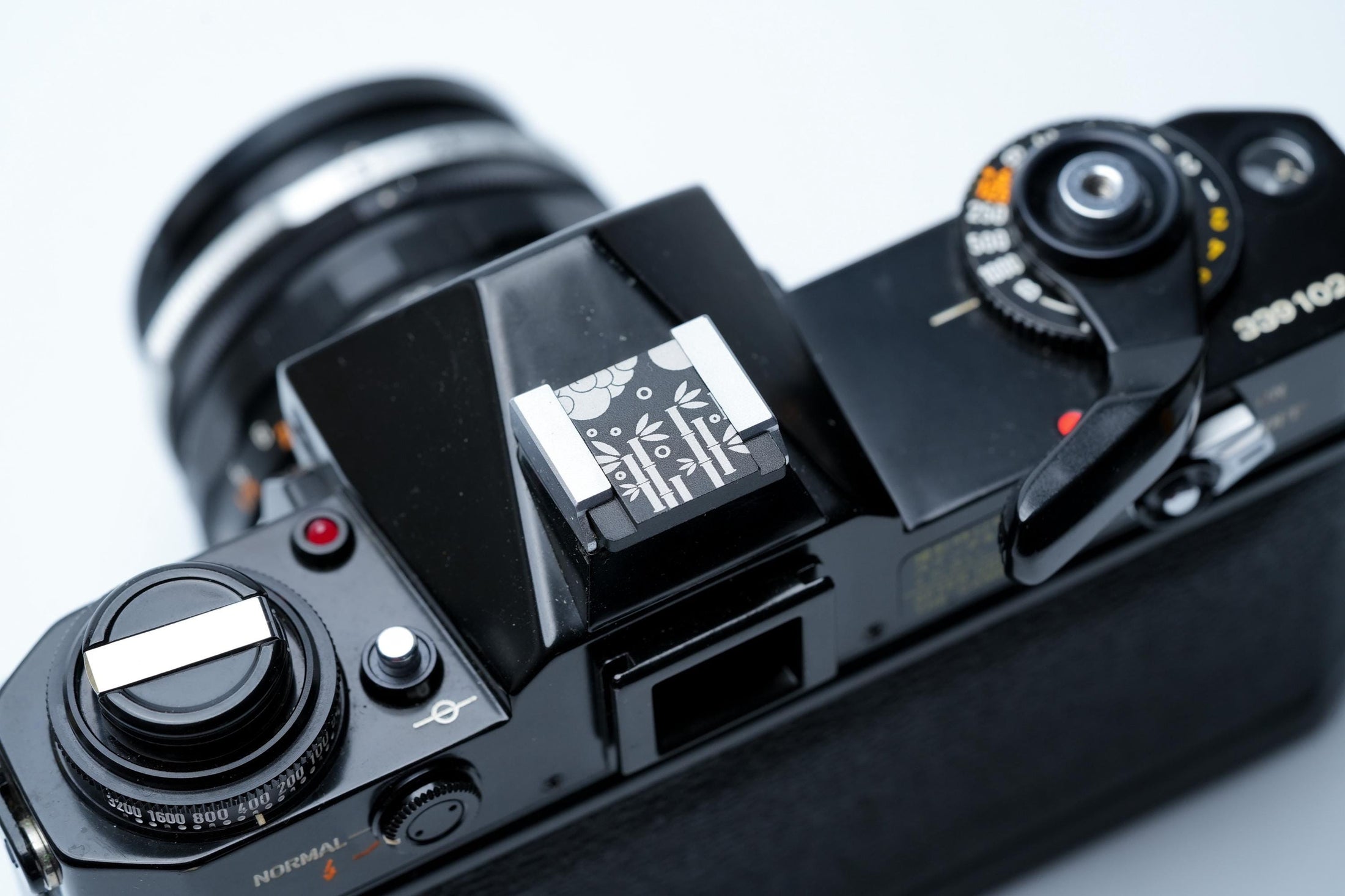 Bamboo Forest flitsschoendeksel – Japans design – gelaserd aluminium – zwart gecoat