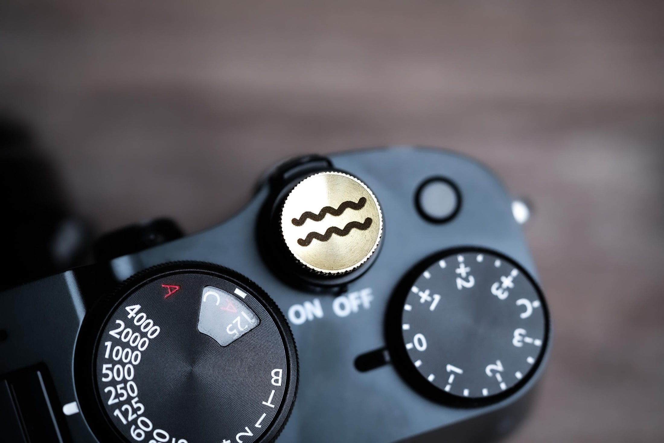 Ontspanknop sterrenbeeld Waterman – Aquarius symbool – licht messing – gelaserd & handgemaakt