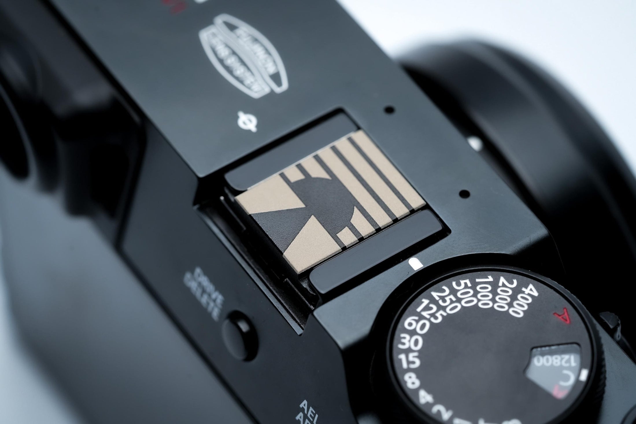 Hotshoe cover Bauhaus zonsondergang – minimalistisch horizon design – zwart aluminium flitsschoen accessoire voor Fujifilm X100VI, Sony