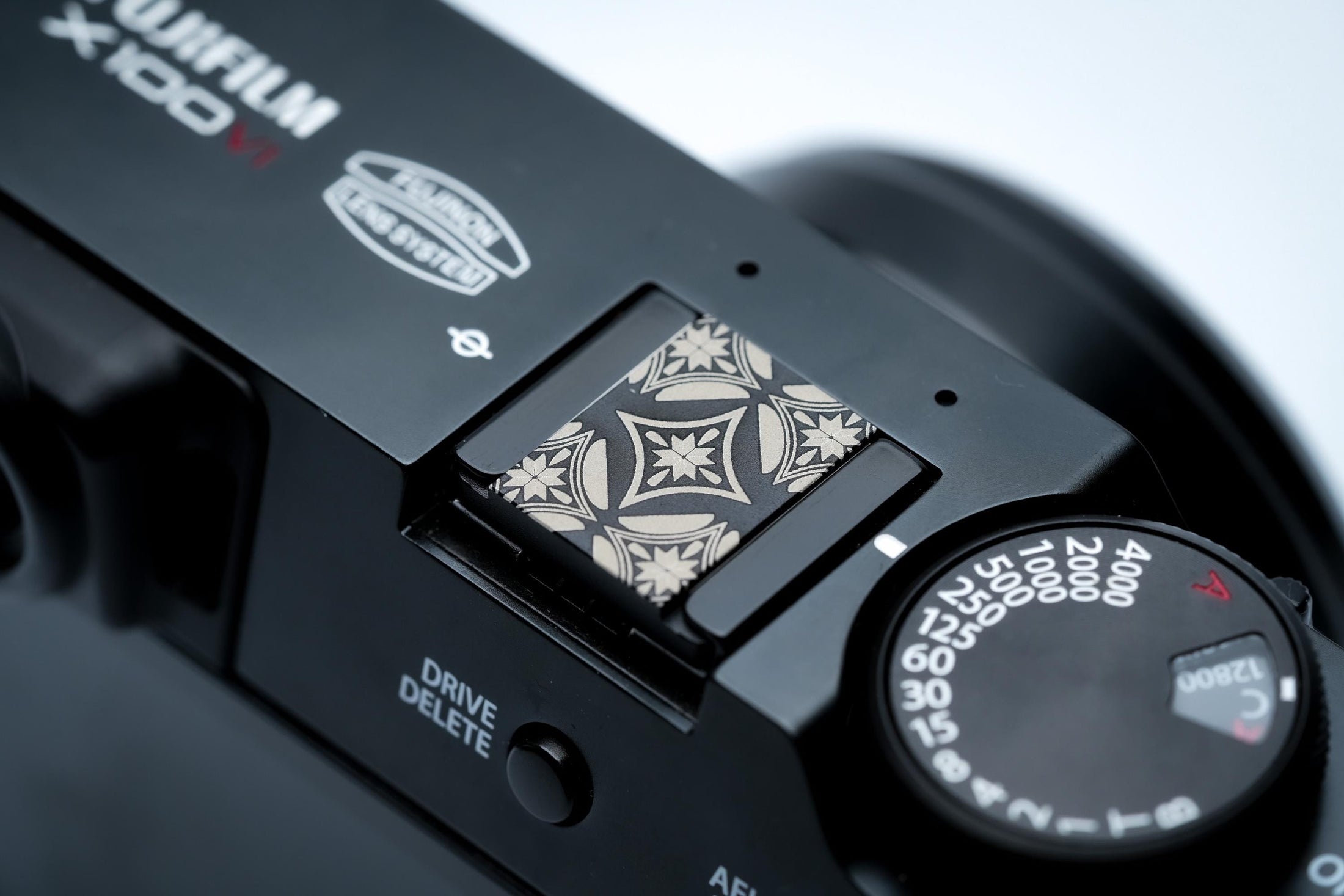 Camera hotshoe sierkap geometrisch patroon – zwart aluminium cover – voor Fujifilm X100VI, Minolta en meer