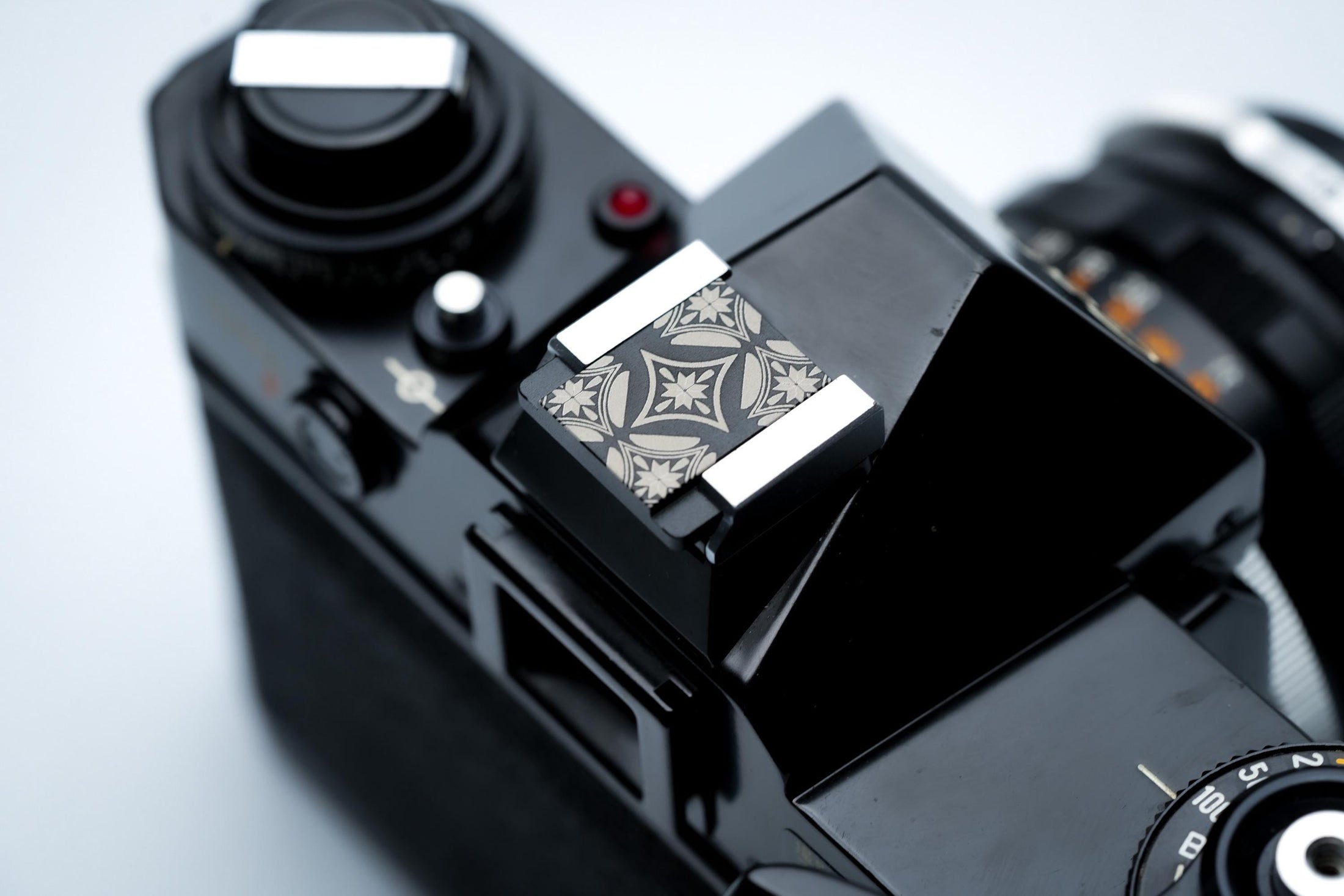 Camera hotshoe sierkap geometrisch patroon – zwart aluminium cover – voor Fujifilm X100VI, Minolta en meer