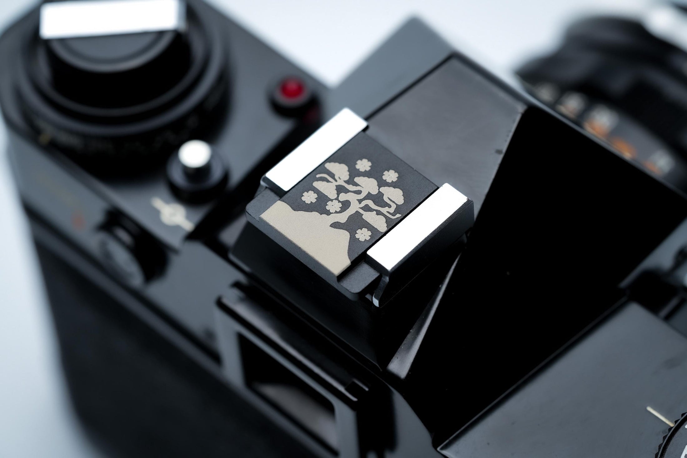 Hotshoe cover Hokusai bloesem – zwart aluminium – voor Fujifilm X100VI & analoge camera’s by Unseend