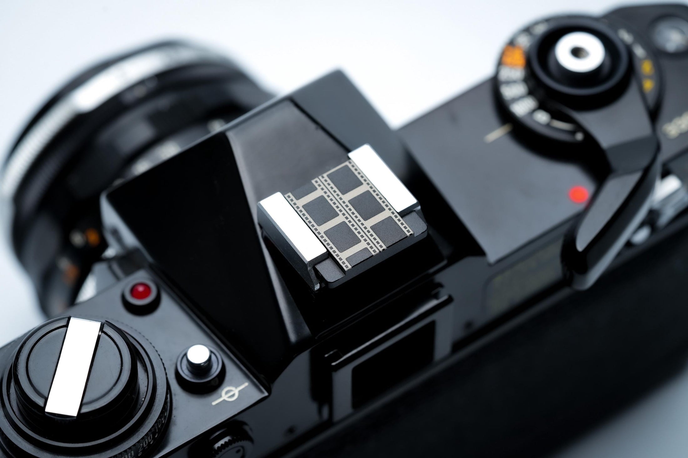 Hotshoe cover filmstrook gravure – zwart aluminium – voor Fujifilm X100VI & analoge camera’s by Unseend