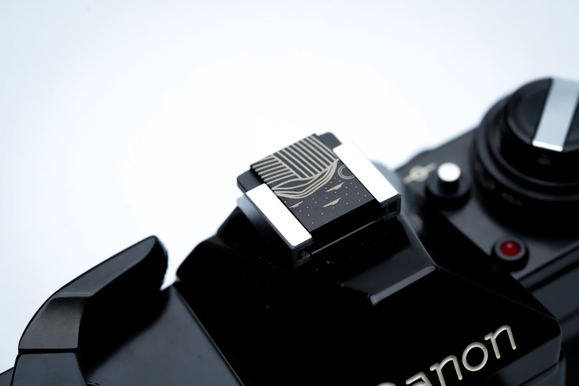 Hotshoe cover landschap in lijnstijl – zwart aluminium camera accessoire met line-art gravure – voor Fujifilm X100VI, Sony, Canon, Minolta