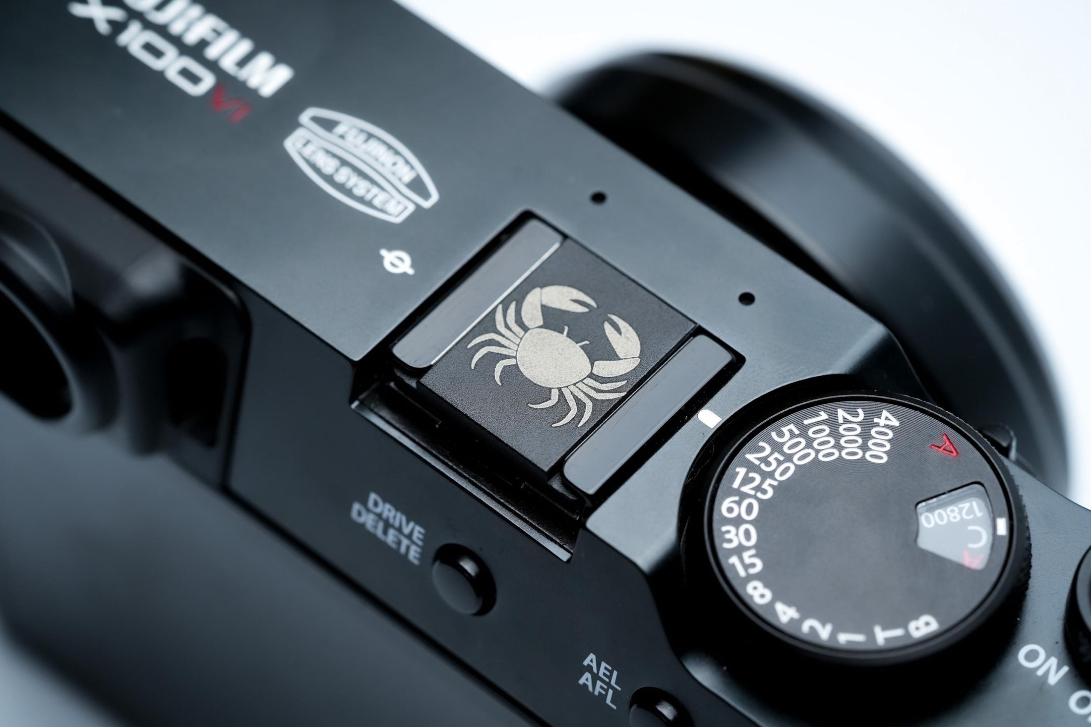 Hotshoe cover krabdesign – zwart aluminium – compatibel met Fujifilm X100VI & Leica M by Unseend