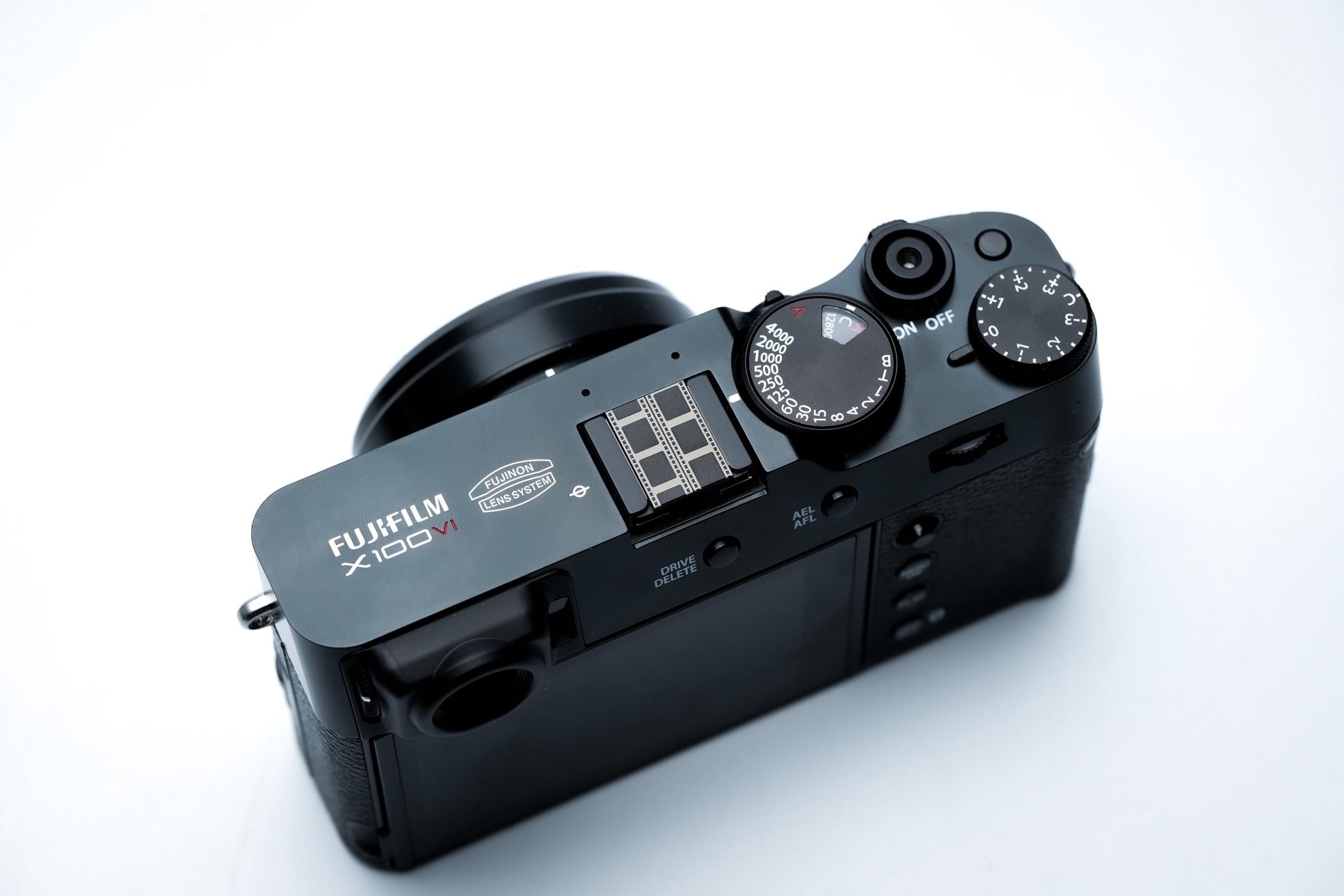 Hotshoe cover filmstrook gravure – zwart aluminium – voor Fujifilm X100VI & analoge camera’s by Unseend