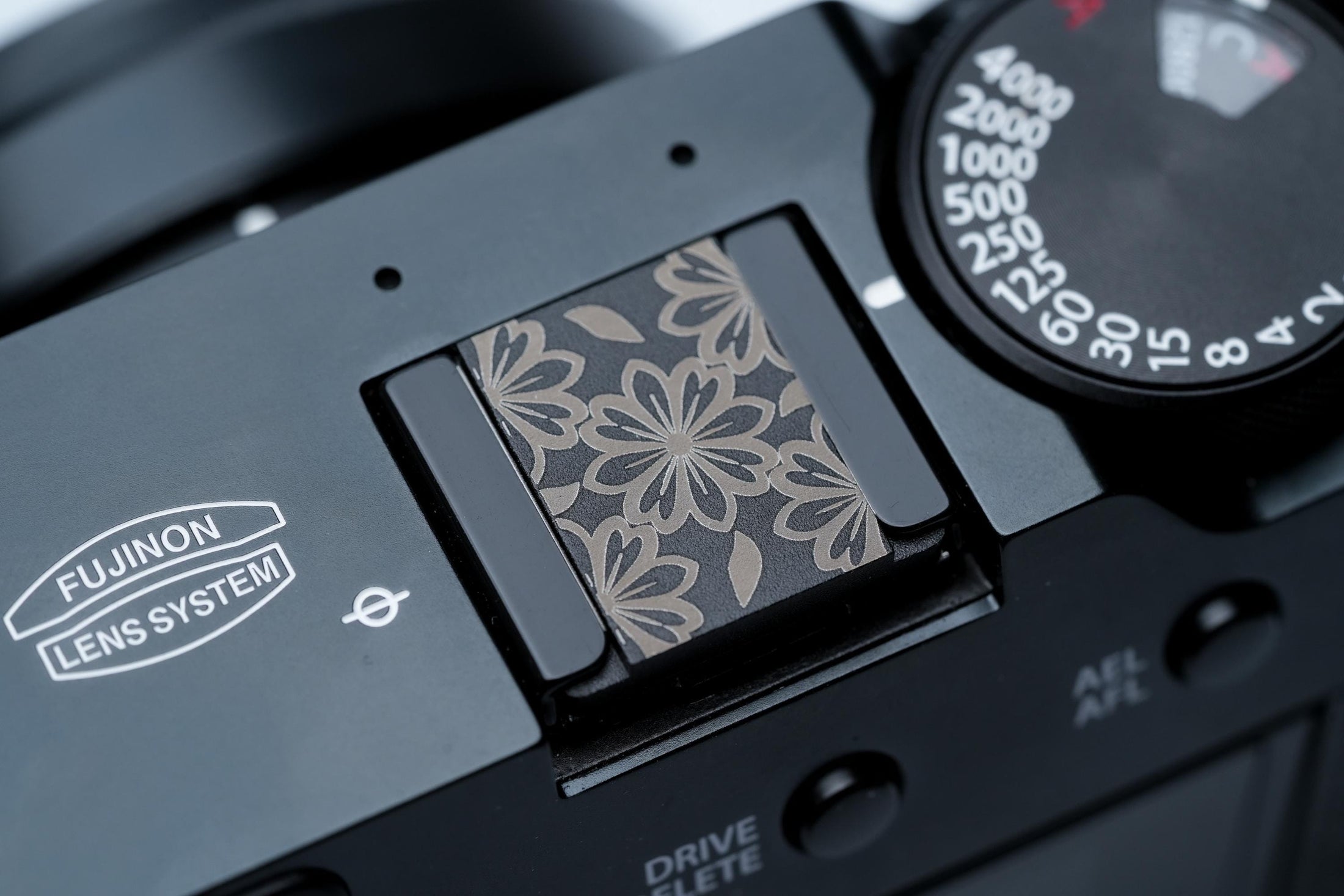 Flitsschoendeksel – Bloemenpatroon – blossom design – gelaserd aluminium – zwart gecoat