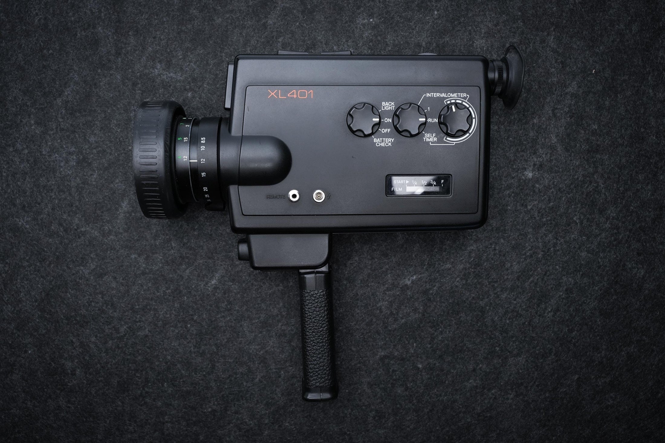 Minolta XL 401 Super 8 Camera uit 1978 – Zwart model met f/1.2 Rokkor-lens – voor creatieve filmmakers, reizigers en retroverzamelaars