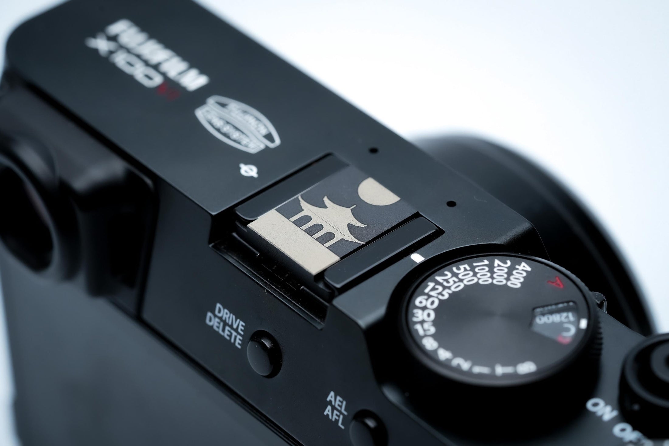 Hotshoe cover Chinese tempel – zwart aluminium – passend op Fujifilm X100VI & vintage camera’s by Unseend