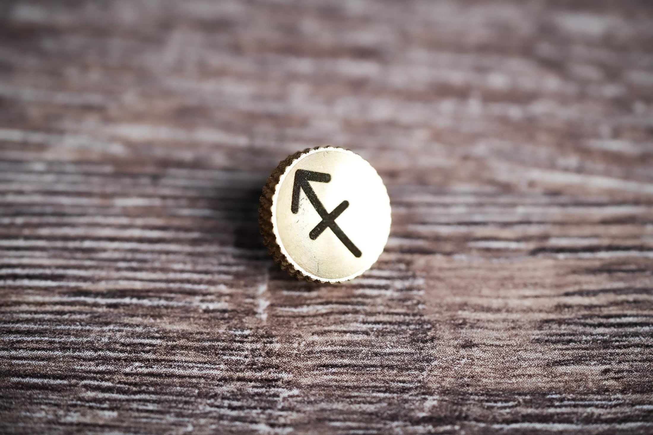 Ontspanknop sterrenbeeld Boogschutter – Sagittarius symbool – licht messing – gelaserd & handgemaakt