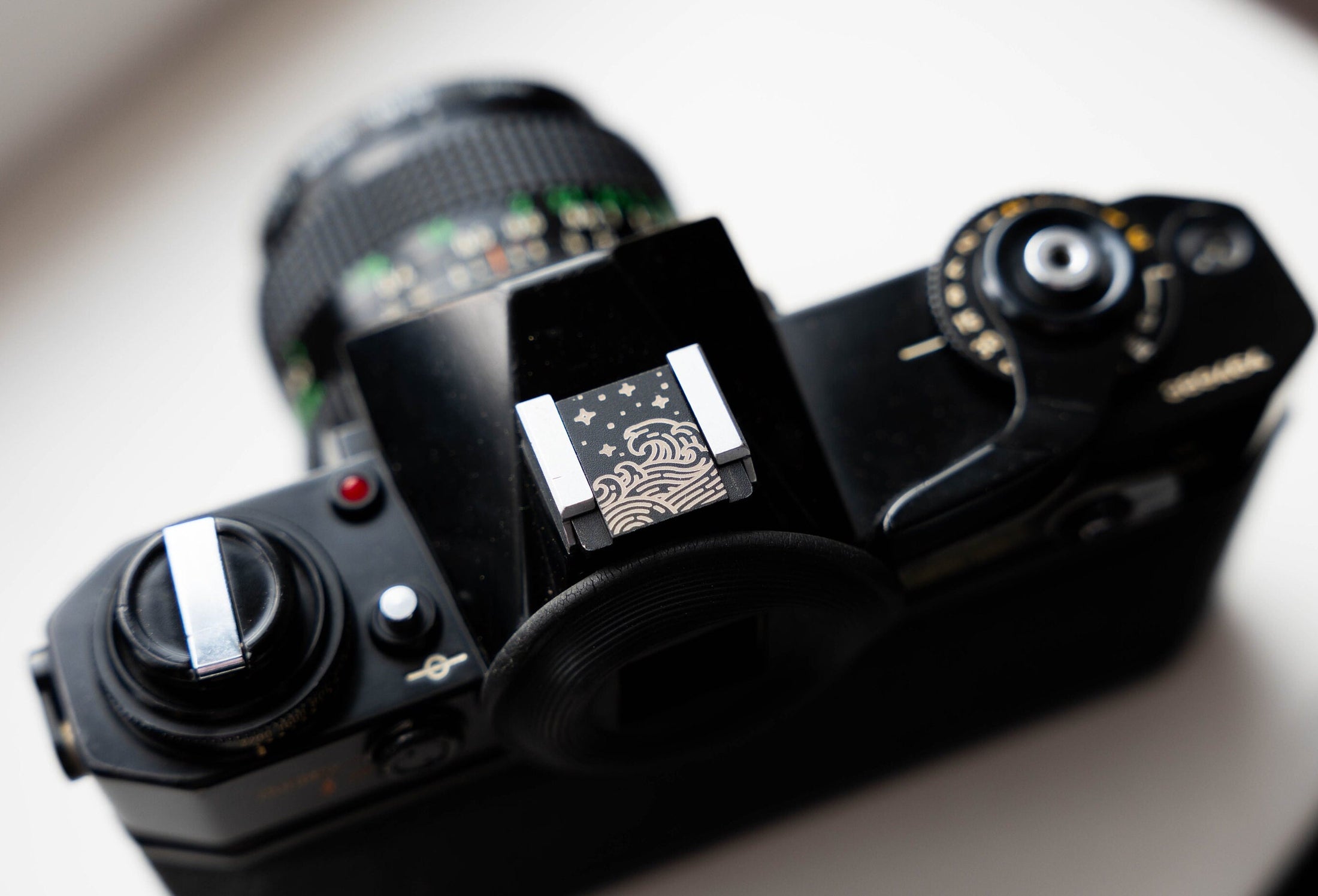 Gepersonaliseerde flitsschoen – "The Japanese Wave" – op maat gegraveerd ontwerp voor camera liefhebbers