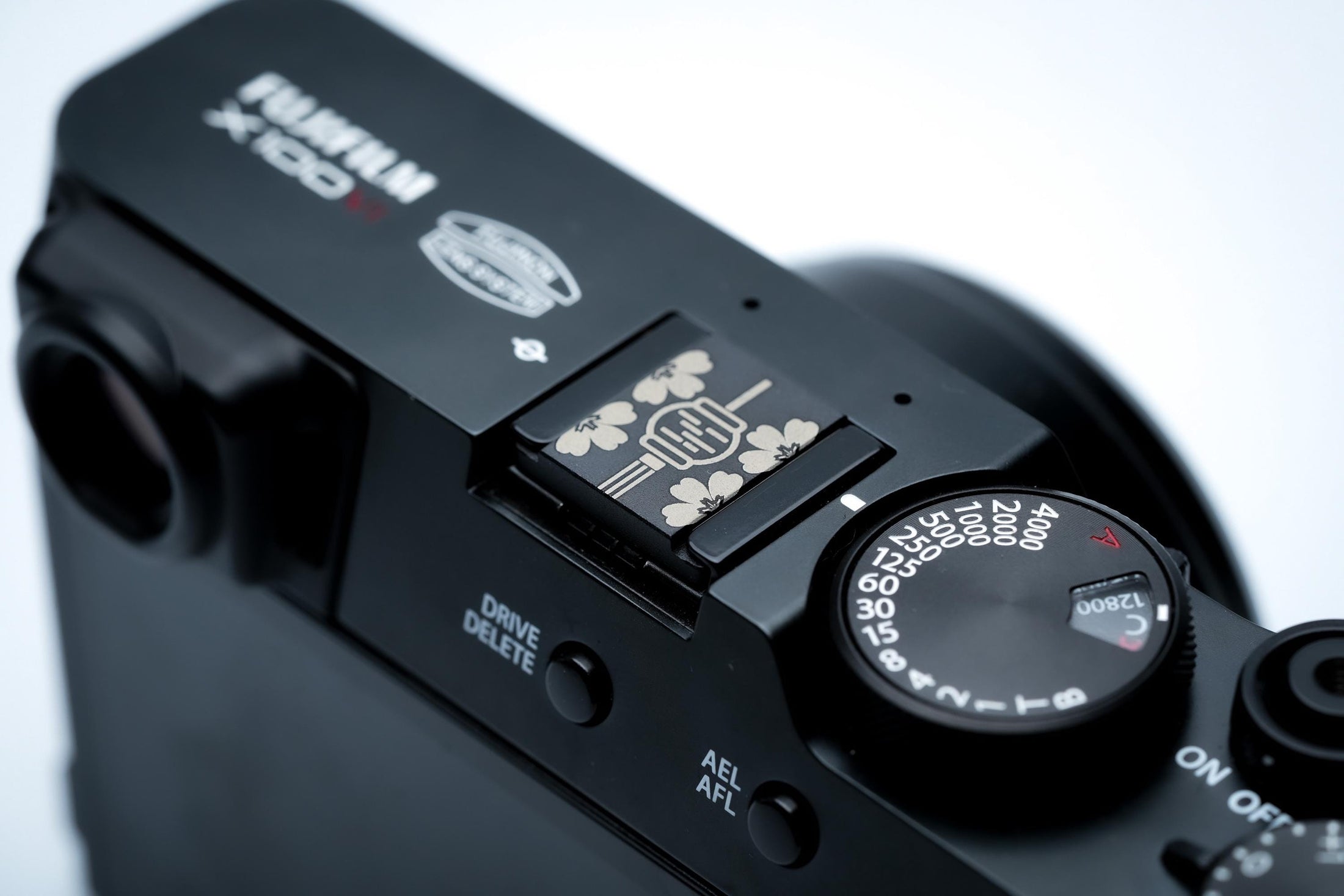 Hotshoe cover Chinese lantaarn – zwart aluminium – voor Fujifilm X100VI & analoge camera’s