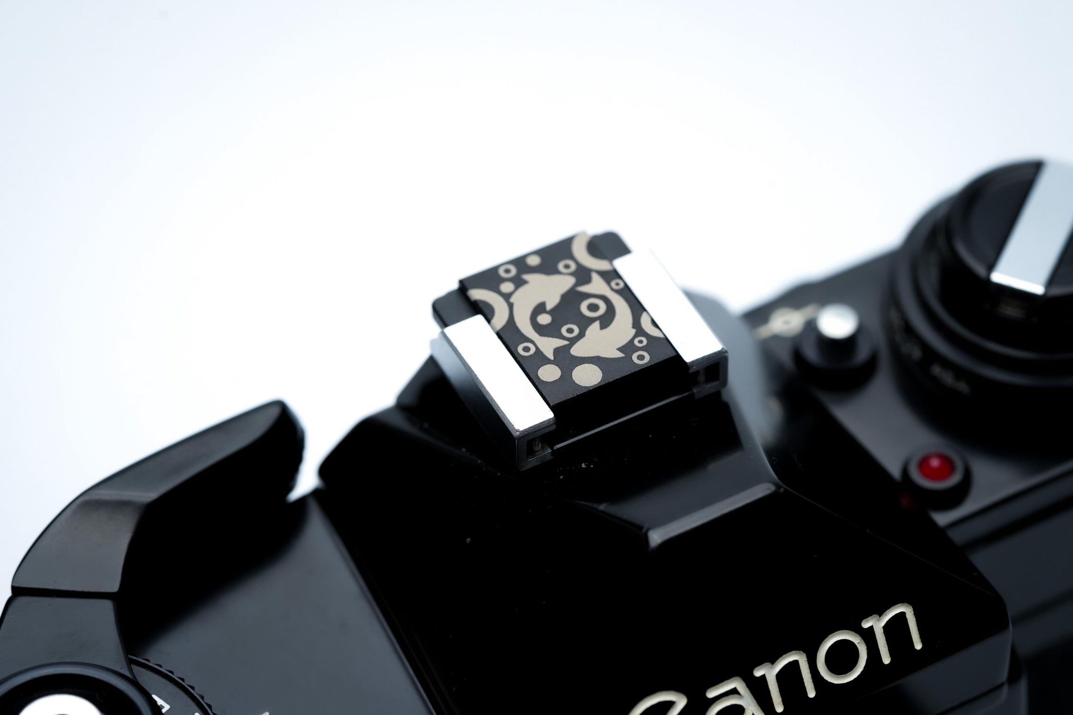 Hotshoe cover Vissen sterrenbeeld – Pisces symbool in zwart aluminium – horoscoopaccessoire voor Fujifilm X100VI, Sony, Canon by Unseend