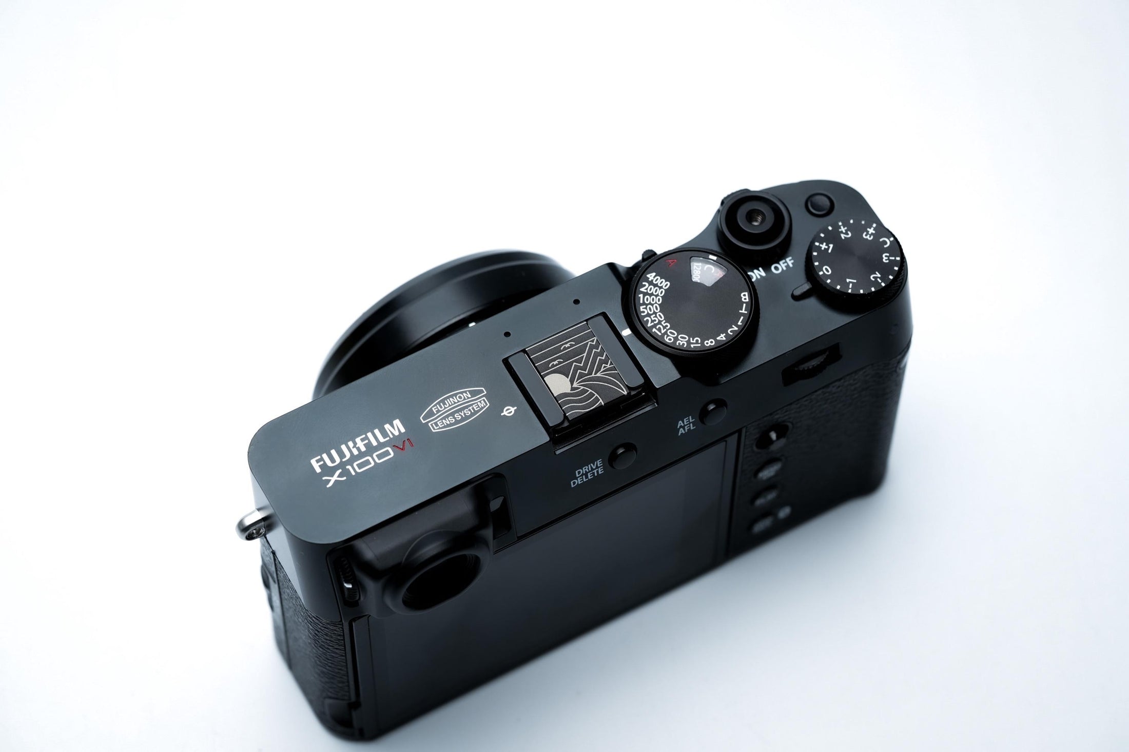 Hotshoe cover berglandschap – line art gravure in zwart aluminium – voor Fujifilm X100VI, Sony, Canon & analoge camera’s