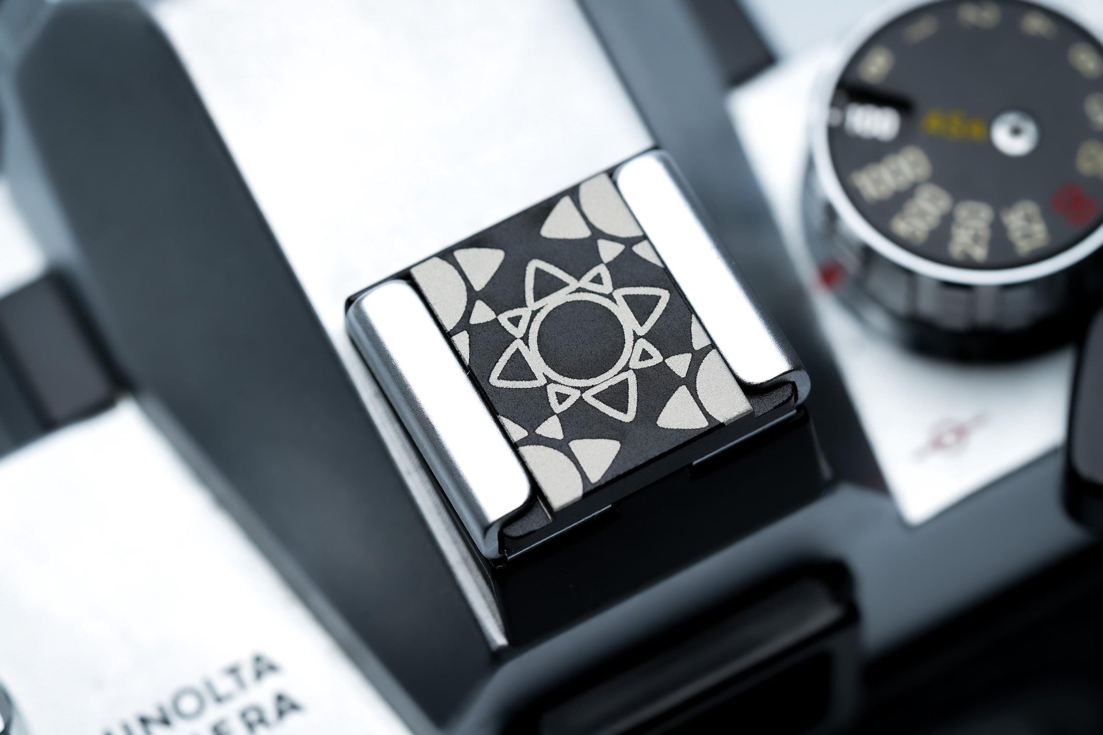 Hotshoe cover Hawaii zon – zwart aluminium sierkap – voor Fujifilm X100VI, analoge en digitale camera’s