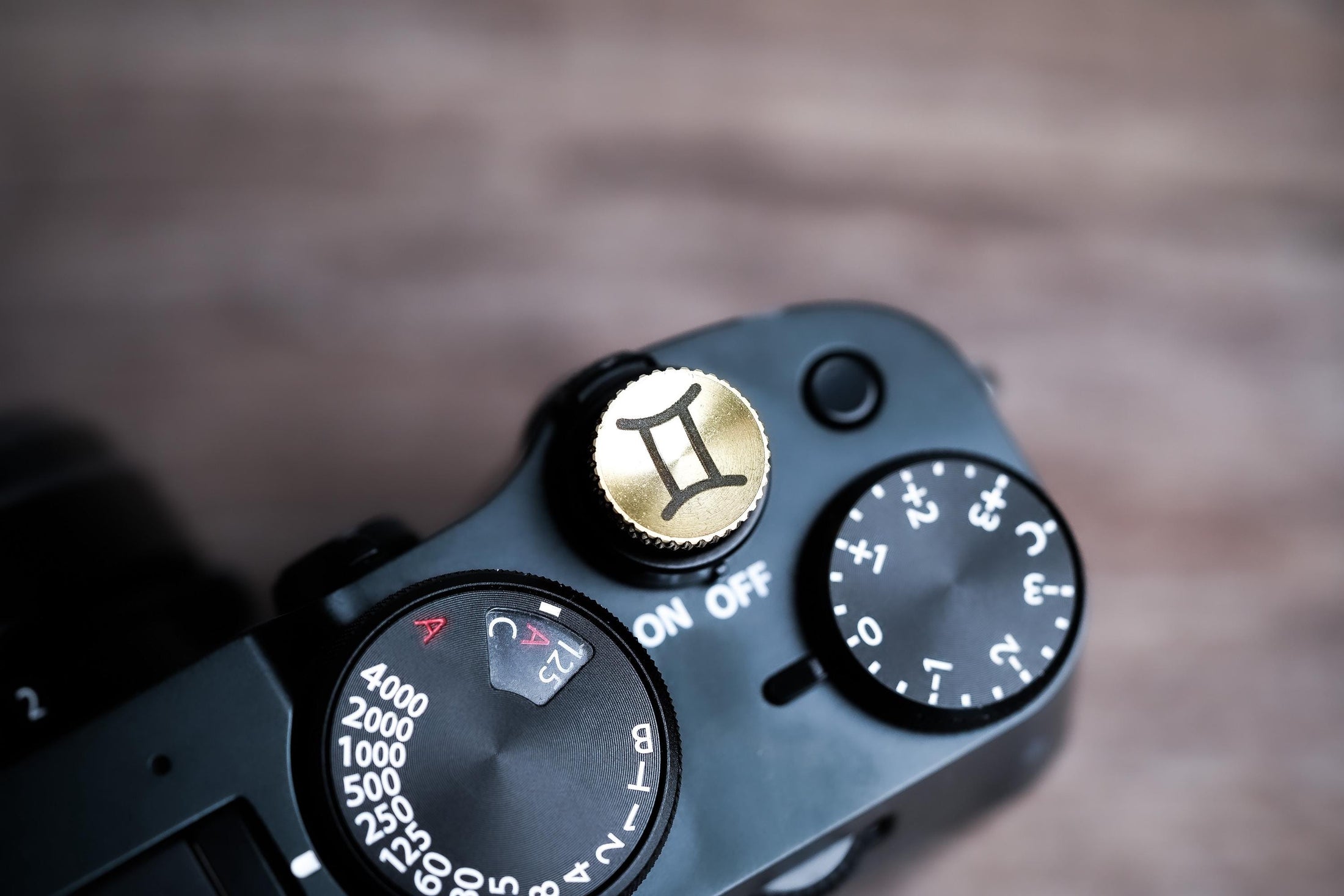 Ontspanknop sterrenbeeld Tweelingen – Gemini symbool – licht messing – gelaserd & handgemaakt