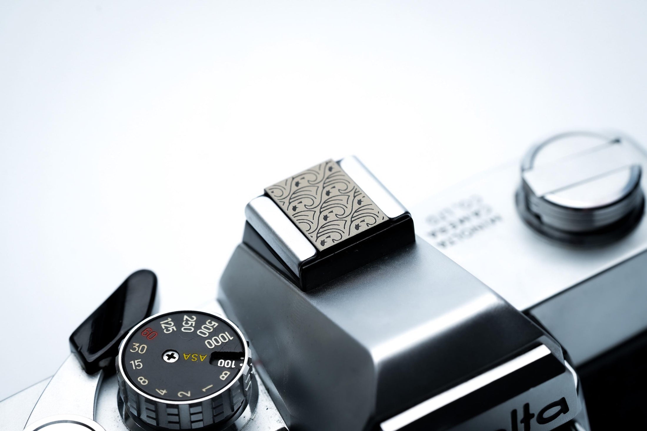 Hotshoe cover golven en vissen – oceaanpatroon in zwart aluminium – voor Fujifilm X100VI, Sony, Canon & analoge camera’s by Unseend