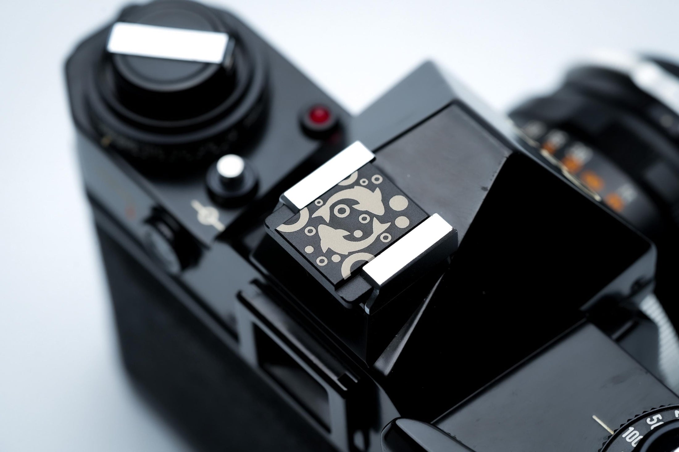 Hotshoe cover Vissen sterrenbeeld – Pisces symbool in zwart aluminium – horoscoopaccessoire voor Fujifilm X100VI, Sony, Canon by Unseend