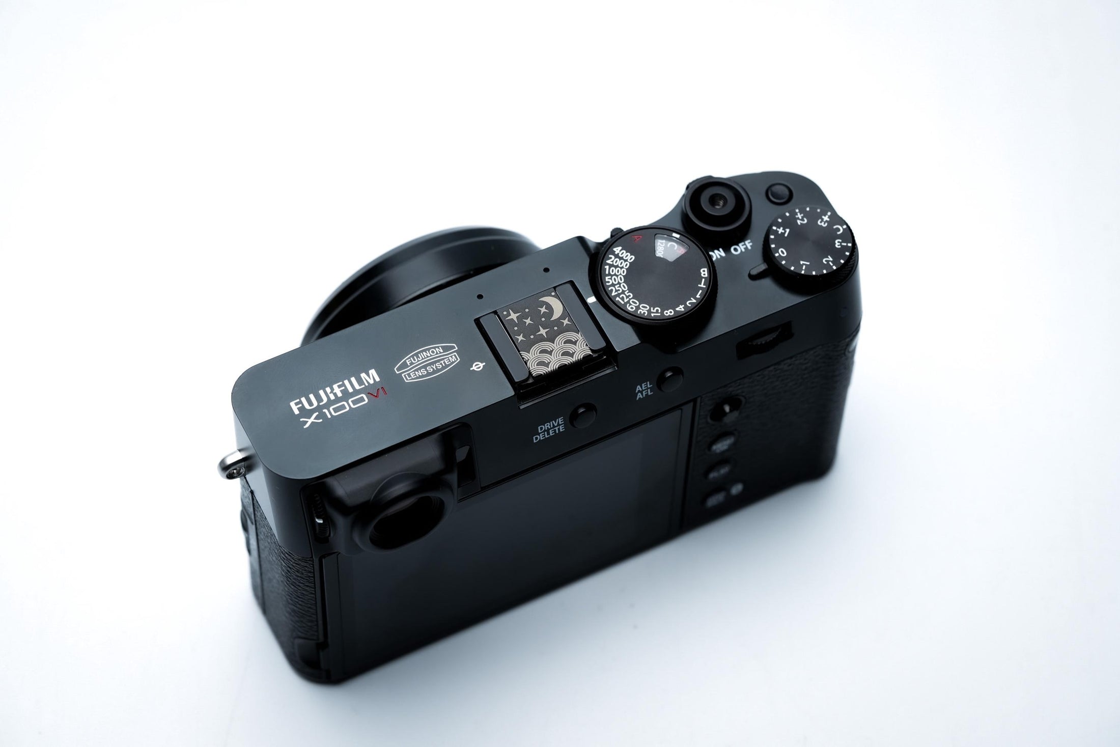 Hotshoe cover Starry Night – maan, sterren & wolken – gegraveerde flitsschoen sierkap voor Fujifilm X100VI, Sony, Canon, Nikon