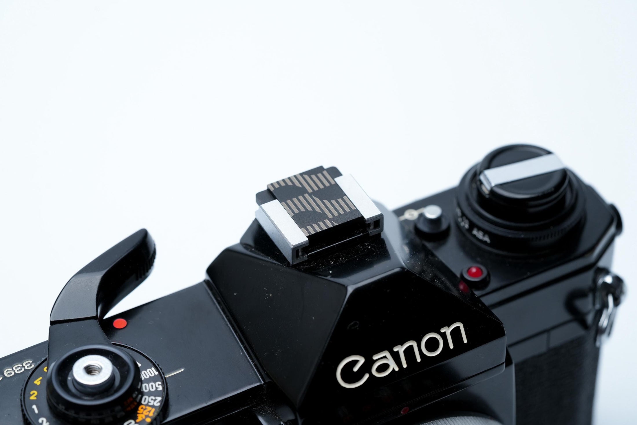 Bauhaus flitsschoendeksel – gelaserd aluminium – zwart gecoat – geometrisch design met lijnen en cirkels