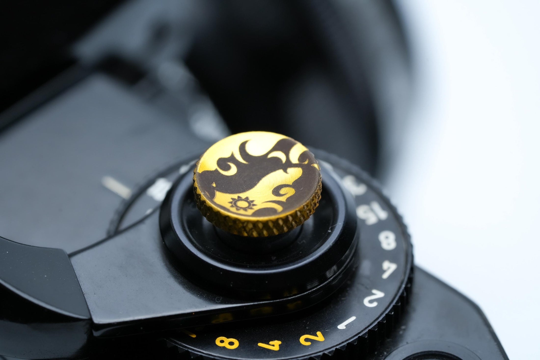 Messing ontspanknop goudkleurig – Yin & Yang zon-maan ontwerp – gegraveerde shutter release button voor Fujifilm, Sony, Nikon, Leica