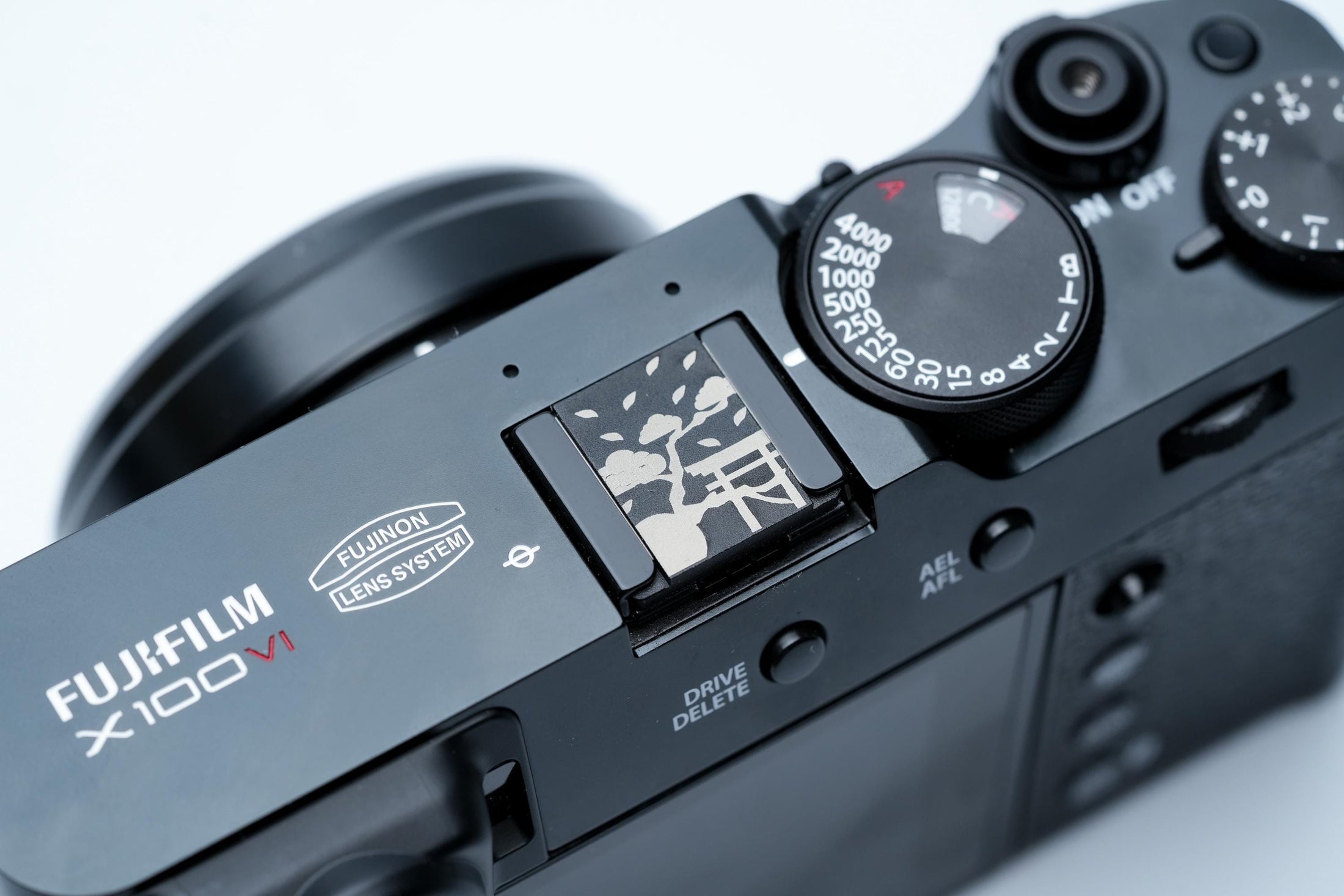 Aki no Kitsune flitsschoendeksel – Japans design – gelaserd aluminium – zwart gecoat