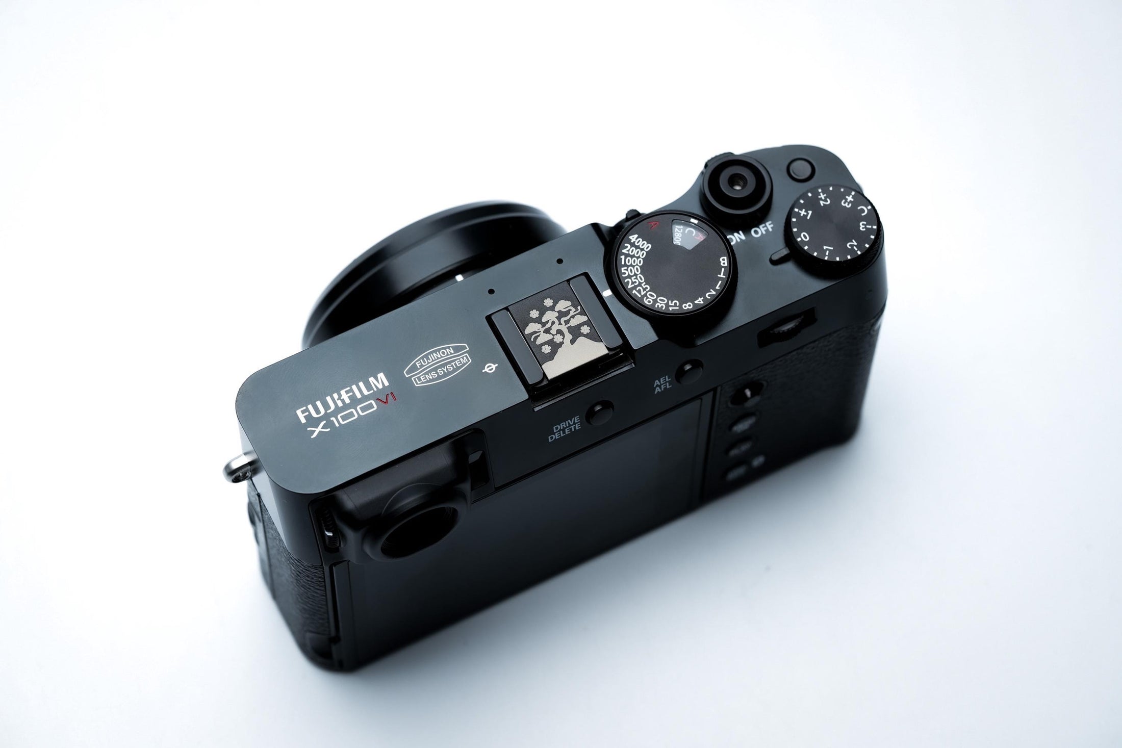 Hotshoe cover Hokusai bloesem – zwart aluminium – voor Fujifilm X100VI & analoge camera’s by Unseend